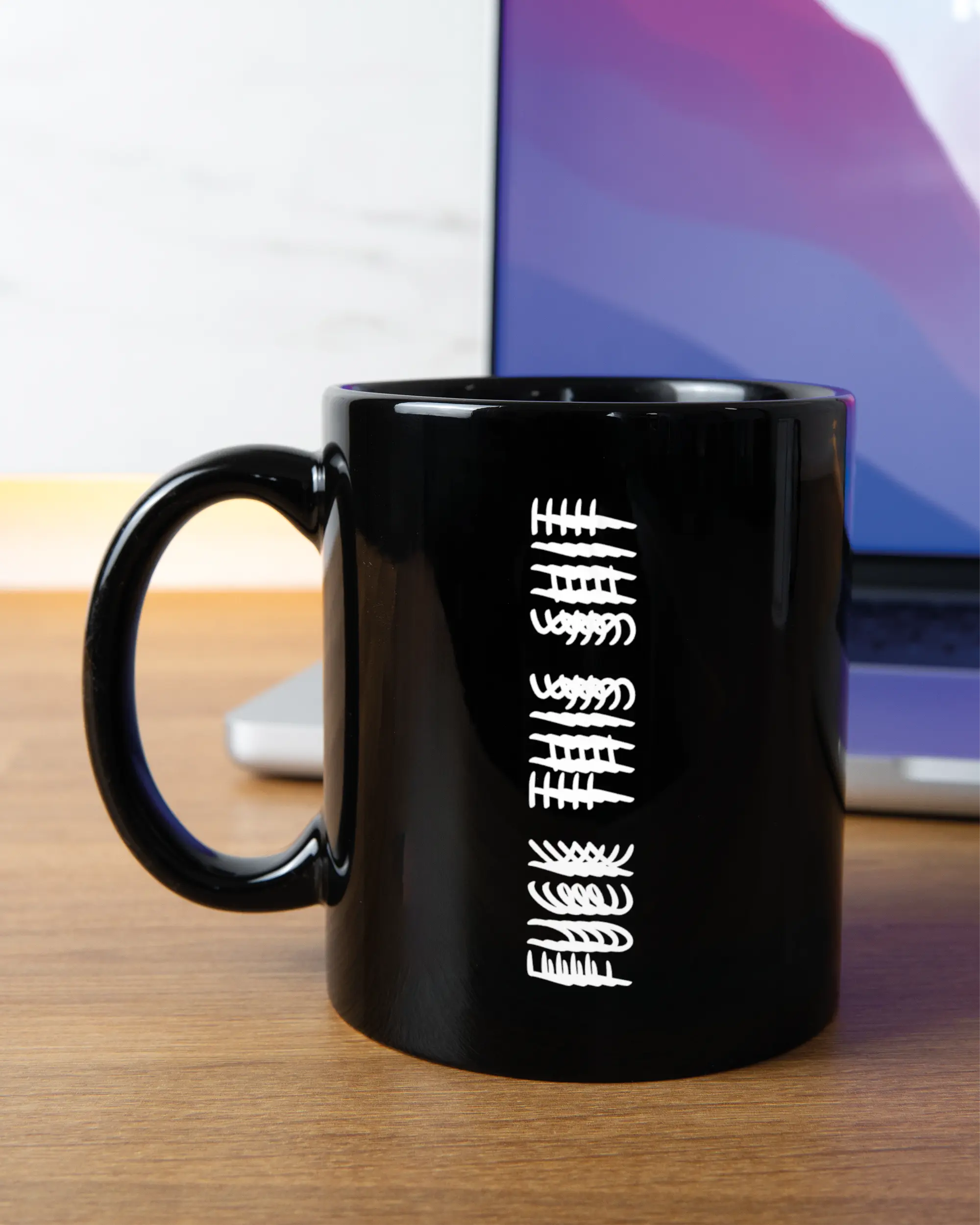 Homeoffice Aufnahme der linken Seite der beidseitig bedruckten Keramiktasse von Maondo mit dem Design Hidden Message in der Farbe Black