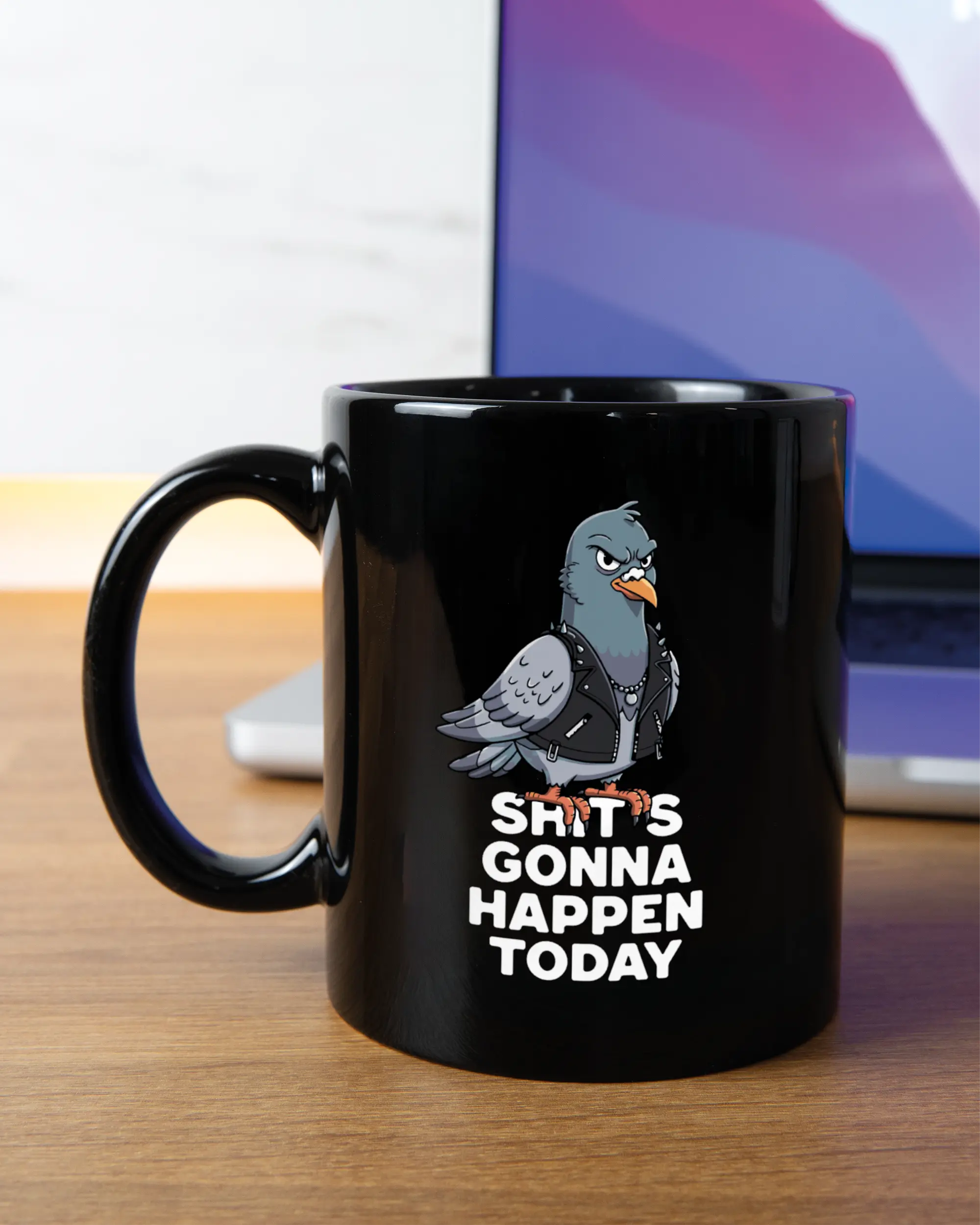 Homeoffice Aufnahme der linken Seite der beidseitig bedruckten Keramiktasse von Maondo mit dem Design Pigeon Pun in der Farbe Black