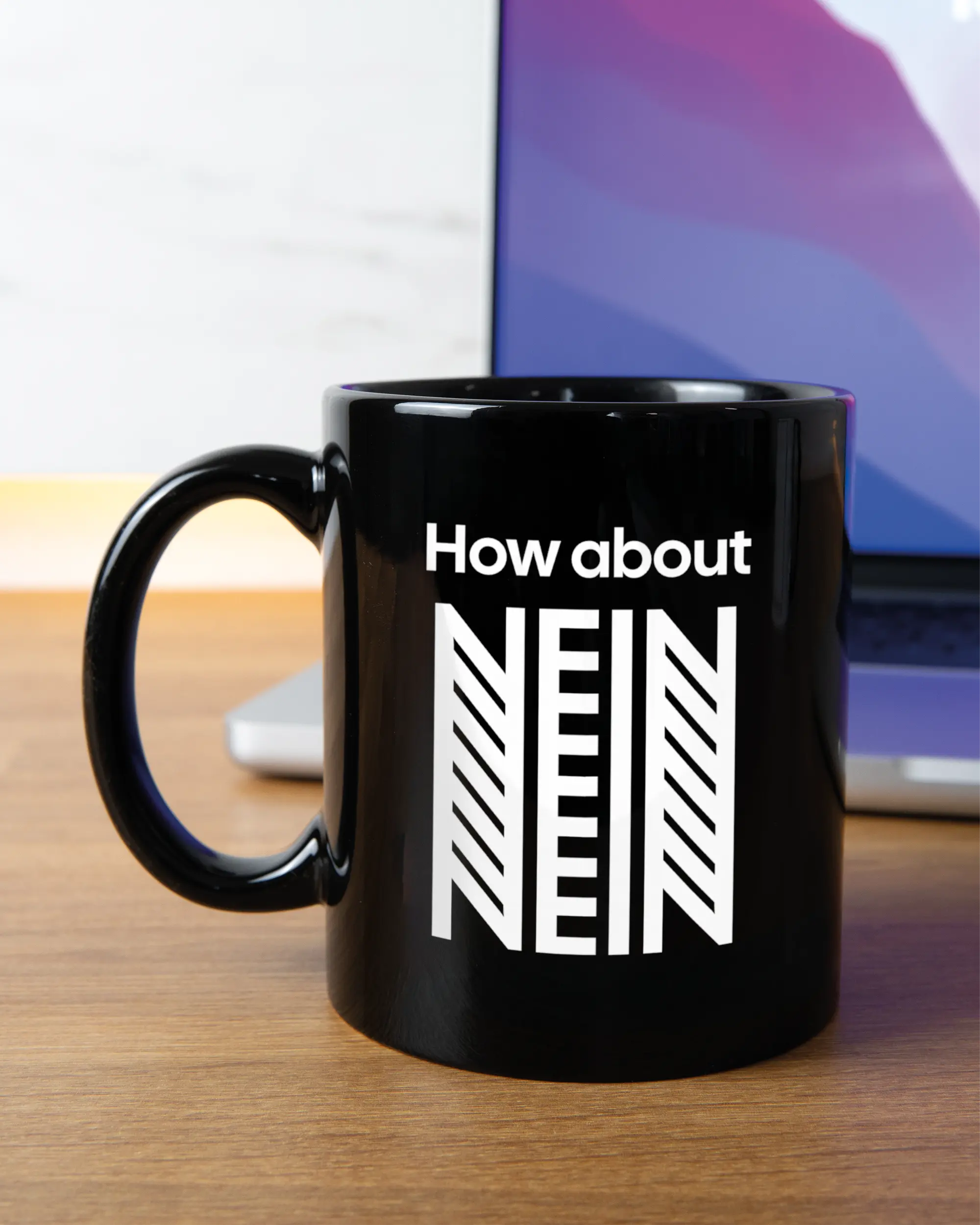 Homeoffice Aufnahme der linken Seite der beidseitig bedruckten Keramiktasse von Maondo mit dem Design How about nein in der Farbe Black