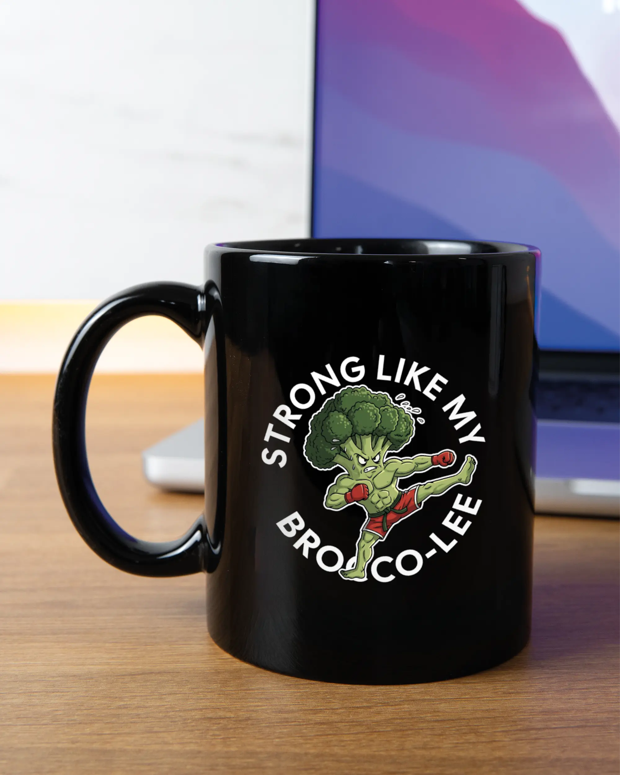 Homeoffice Aufnahme der linken Seite der beidseitig bedruckten Keramiktasse von Maondo mit dem Design Brocco-Lee in der Farbe Black