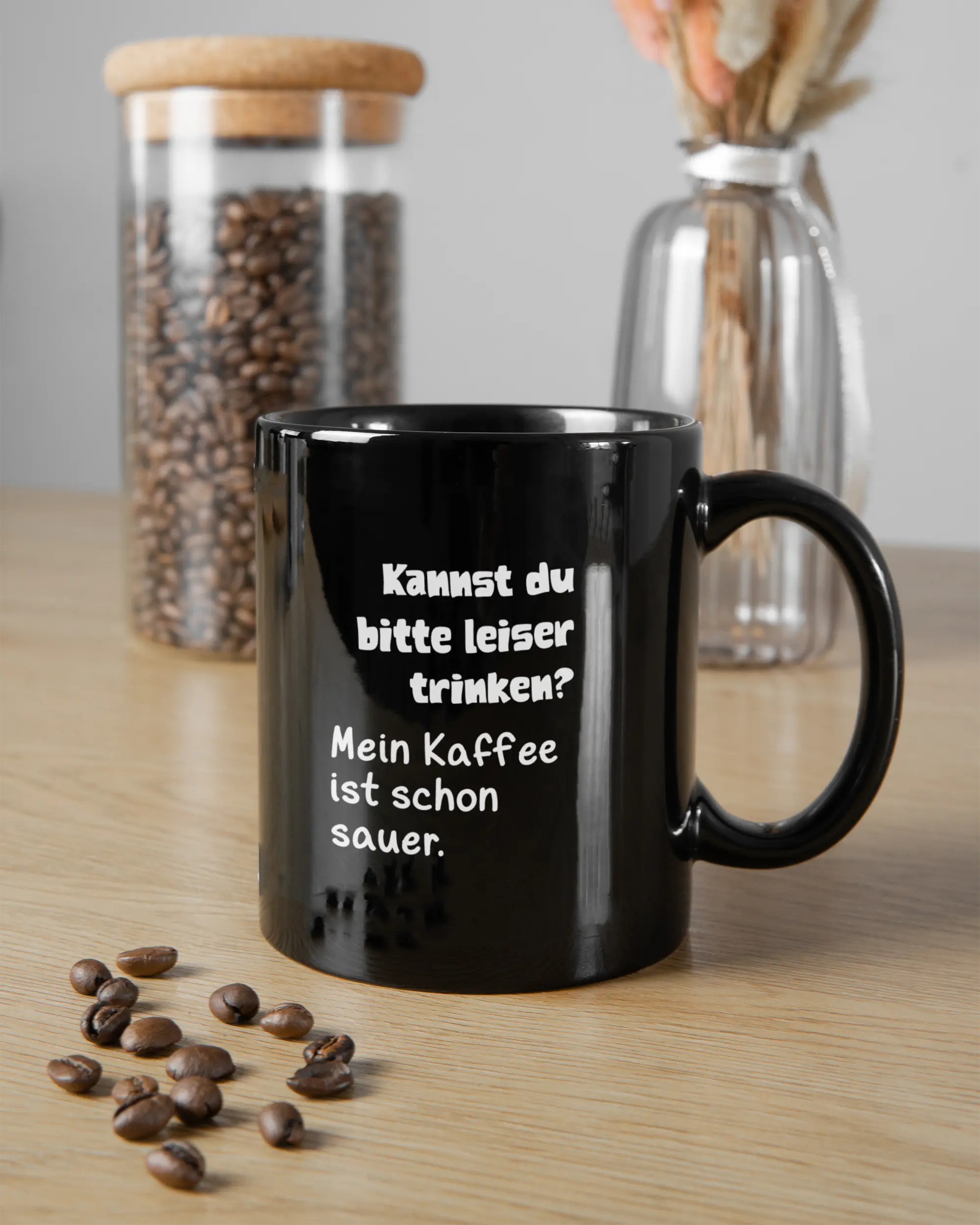 Essenstisch Aufnahme der beidseitig bedruckten Keramik Tasse von Maondo mit dem Design Ruhiges Böhnchen in der Farbe Schwarz