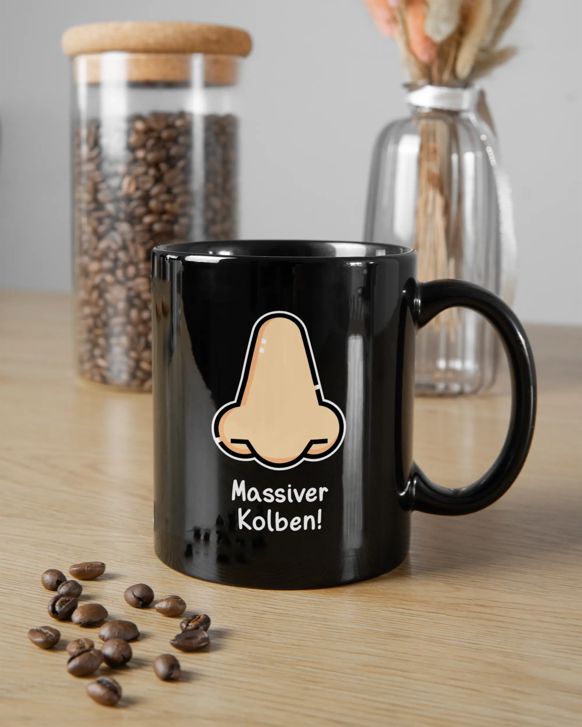 Essenstisch Aufnahme der beidseitig bedruckten Keramik Tasse von Maondo mit dem Design Massiver Kolben in der Farbe Schwarz