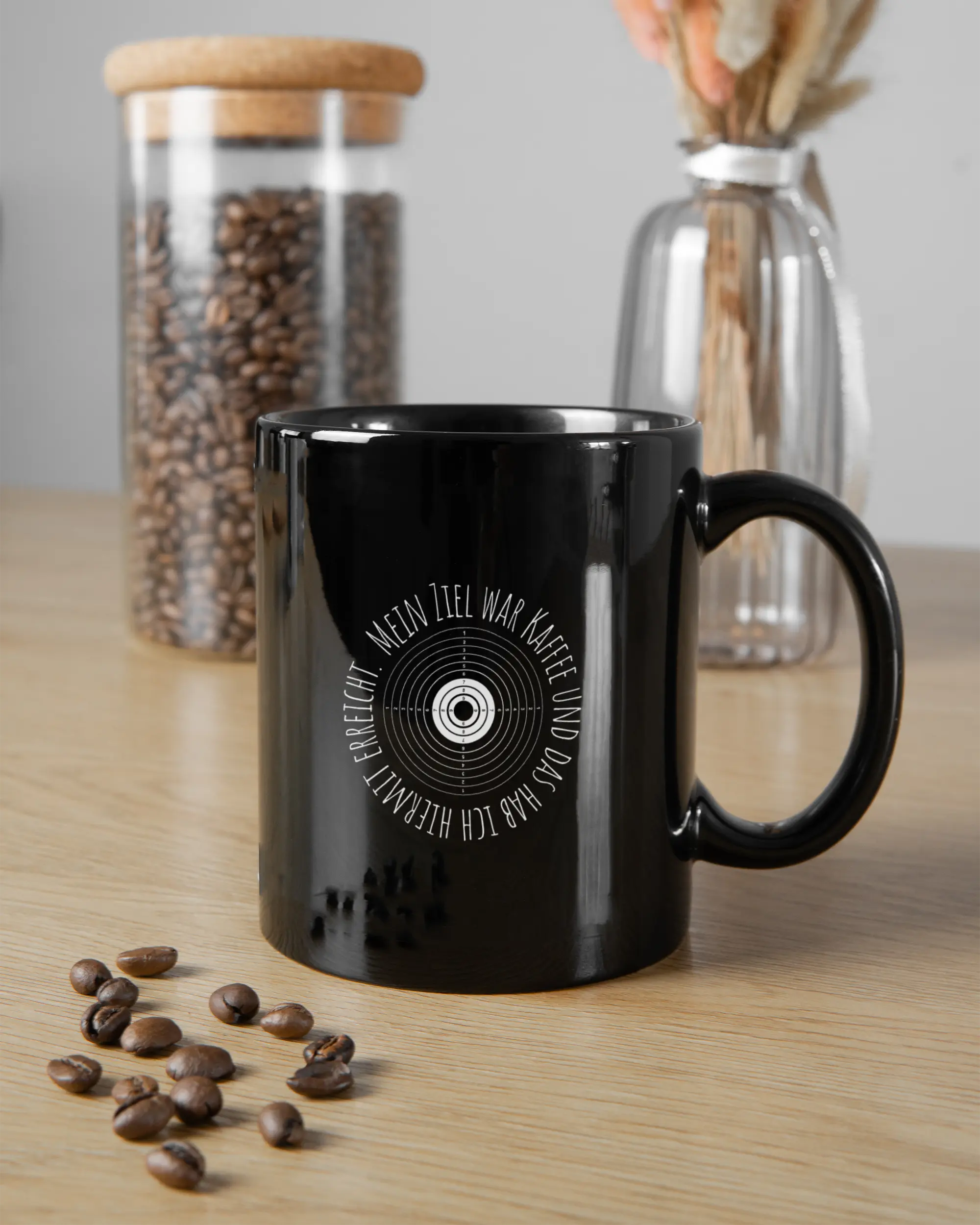 Essenstisch Aufnahme der beidseitig bedruckten Keramik Tasse von Maondo mit dem Design Große Ziele in der Farbe Schwarz