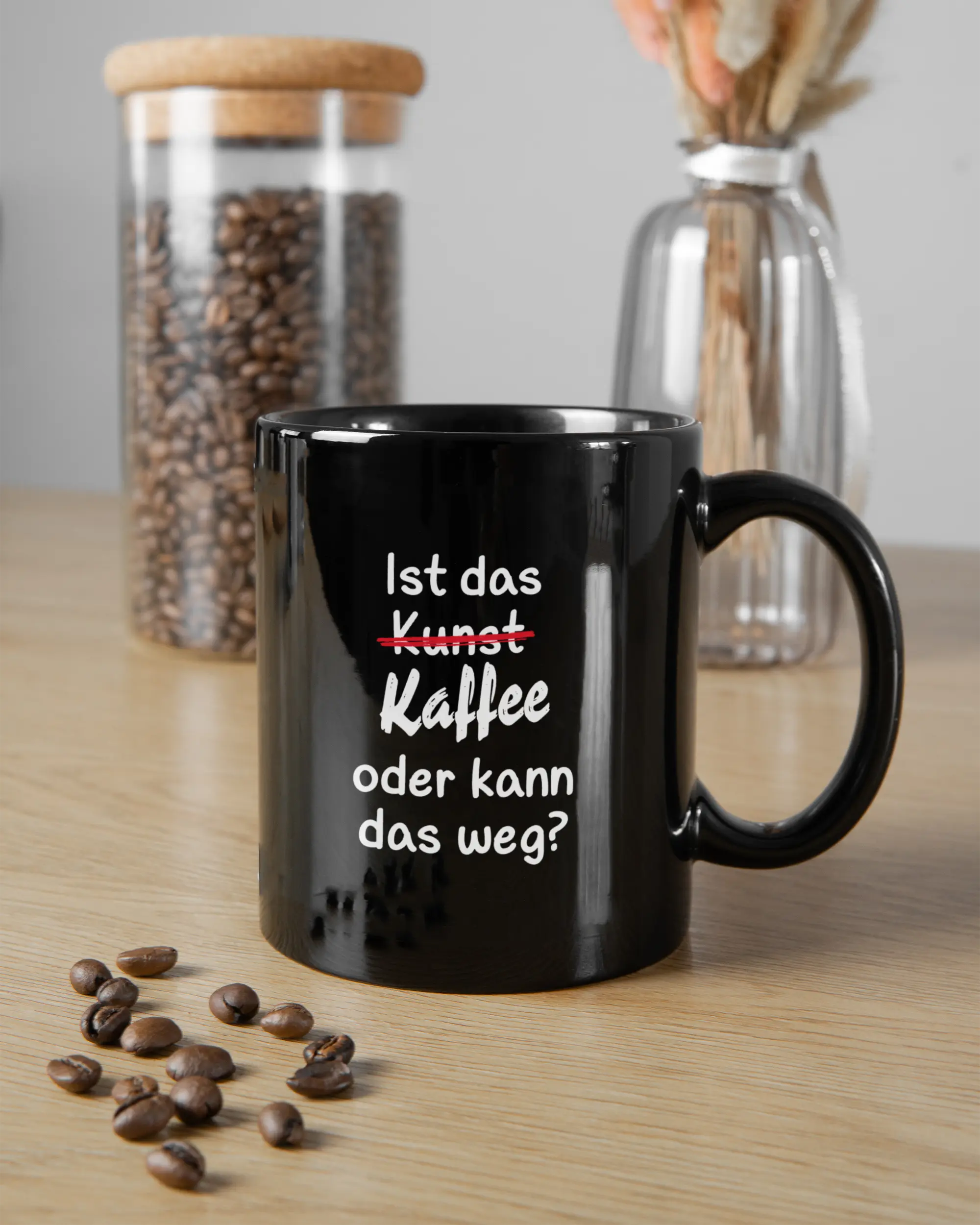 Essenstisch Aufnahme der beidseitig bedruckten Keramik Tasse von Maondo mit dem Design Kaffeekunst in der Farbe Schwarz