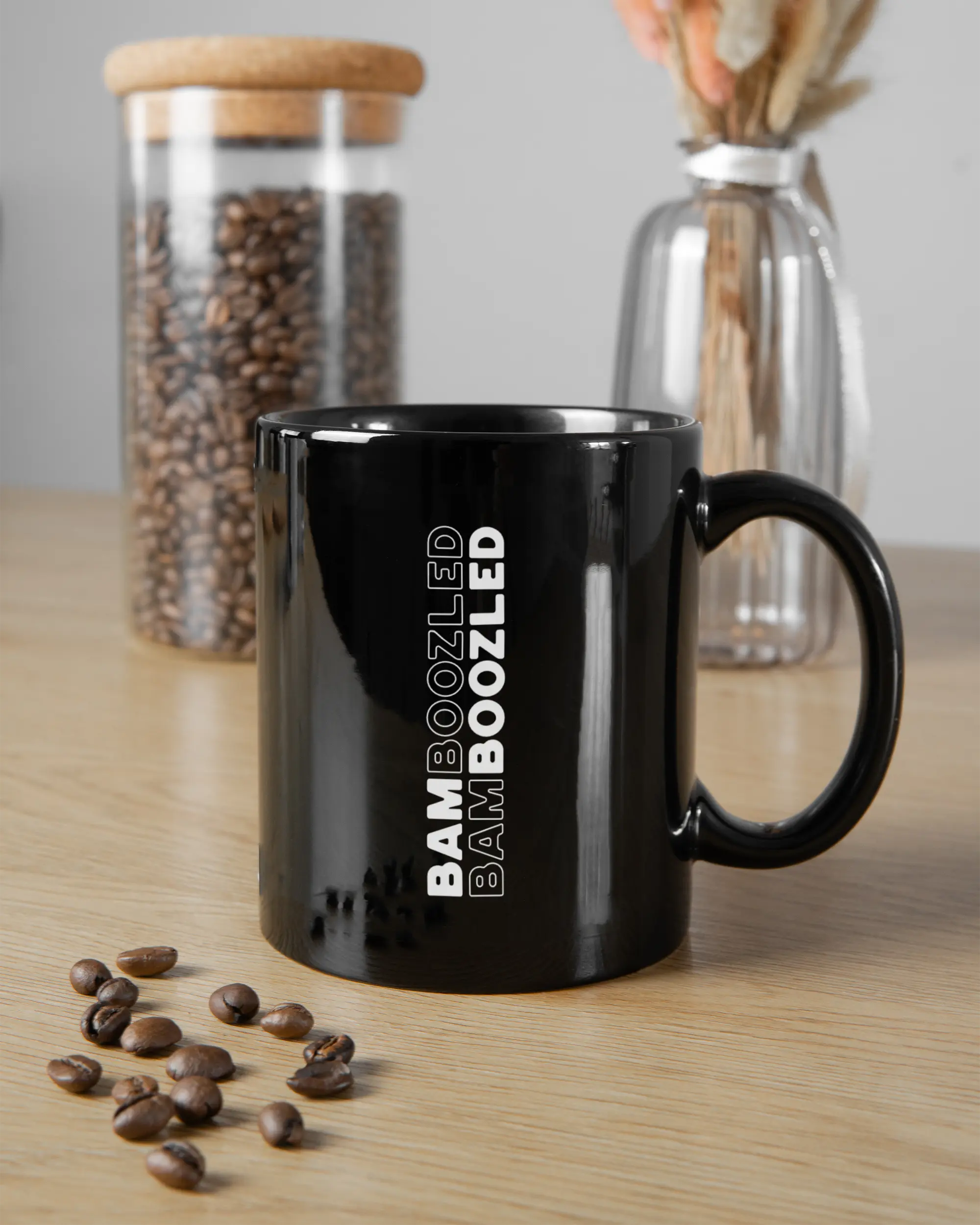 Essenstisch Aufnahme der beidseitig bedruckten Keramik Tasse von Maondo mit dem Design Double Bamboozled in der Farbe Schwarz