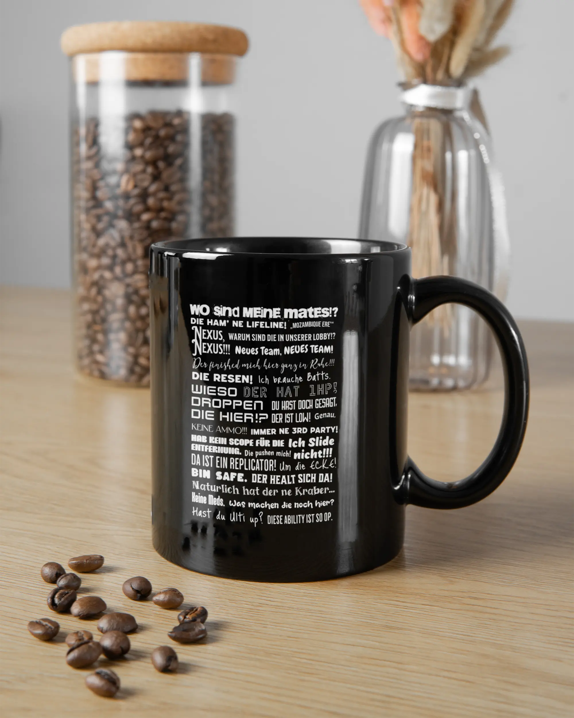 Essenstisch Aufnahme der beidseitig bedruckten Keramik Tasse von Maondo mit dem Design Apex Storytime in der Farbe Schwarz