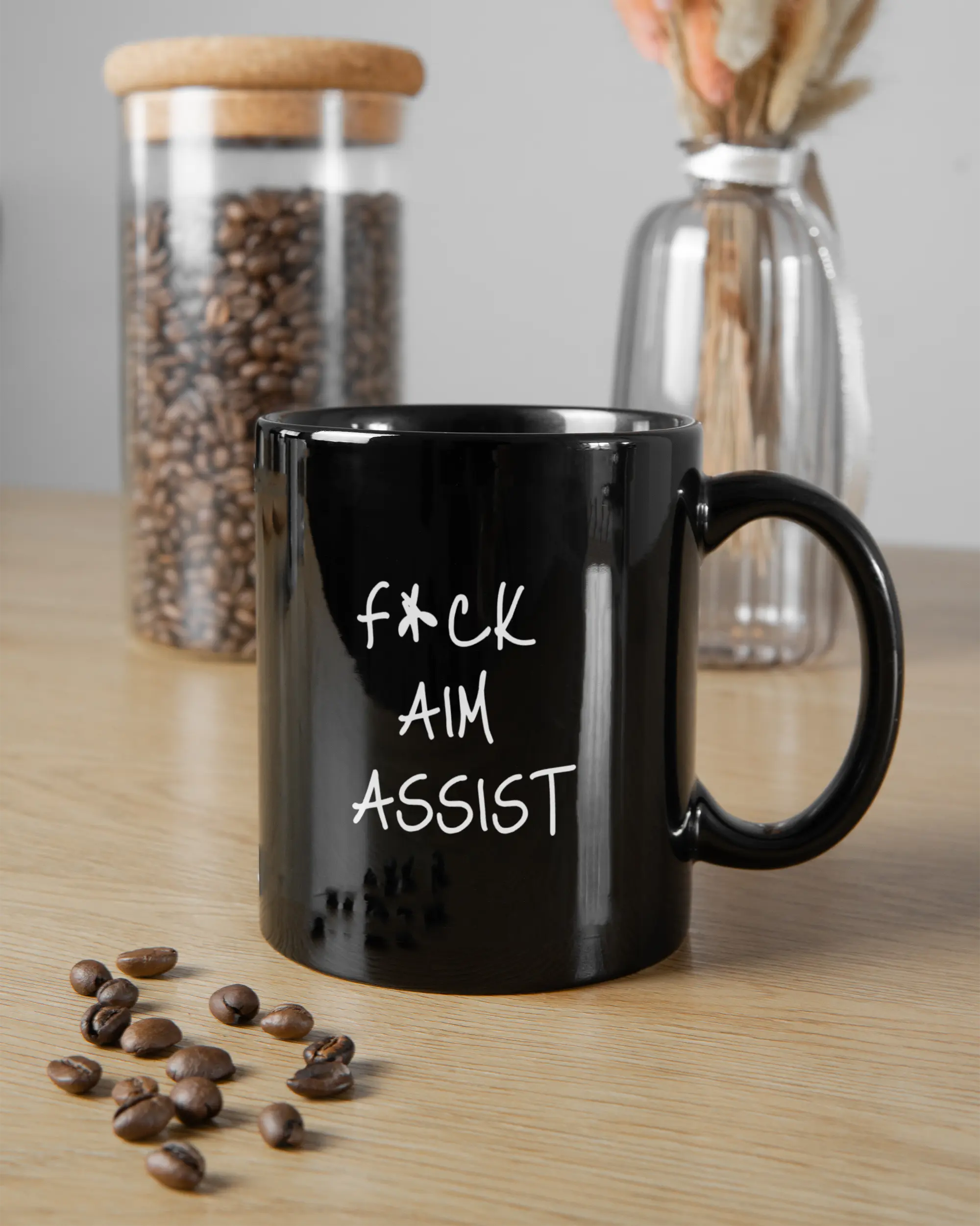 Essenstisch Aufnahme der beidseitig bedruckten Keramik Tasse von Maondo mit dem Design F Aim Assist in der Farbe Schwarz