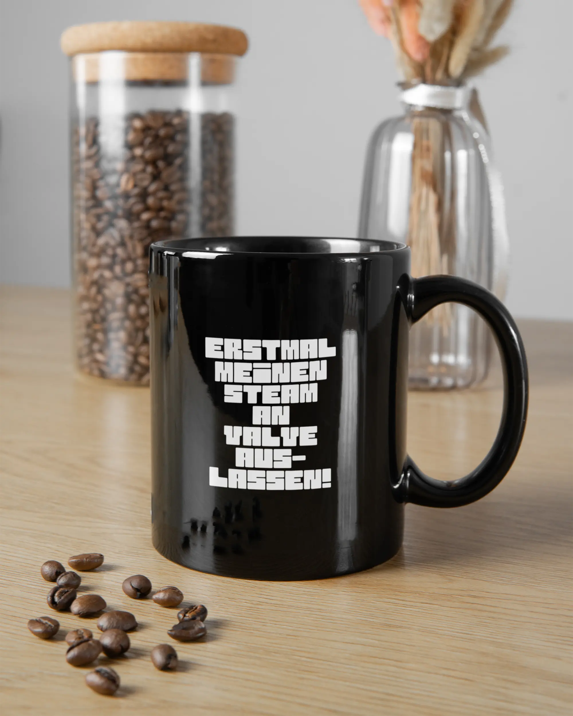 Essenstisch Aufnahme der beidseitig bedruckten Keramik Tasse von Maondo mit dem Design Lass es raus in der Farbe Schwarz