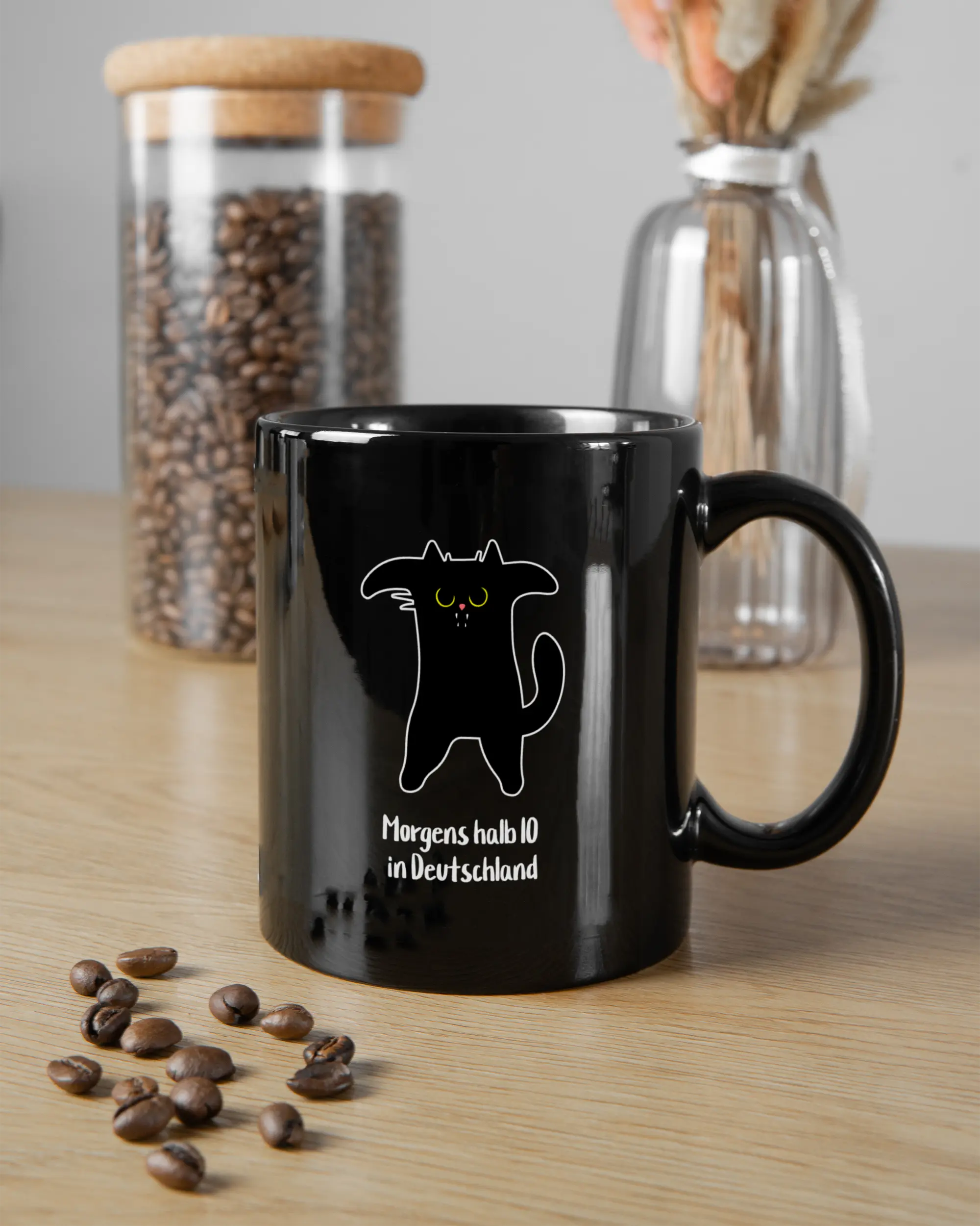 Essenstisch Aufnahme der beidseitig bedruckten Keramik Tasse von Maondo mit dem Design Guten Morgen in der Farbe Schwarz