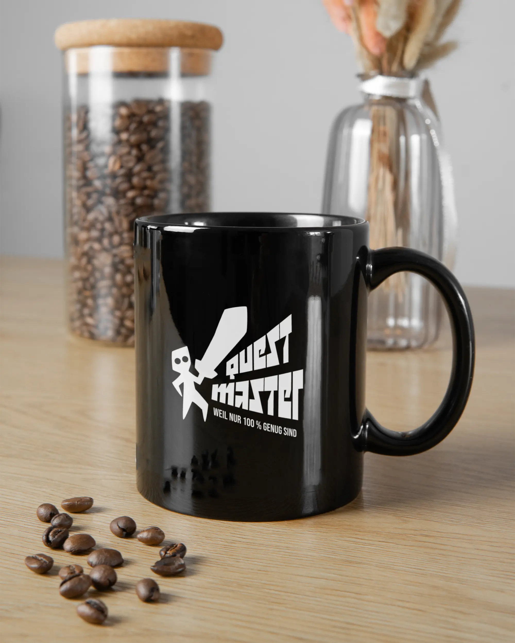 Essenstisch Aufnahme der beidseitig bedruckten Keramik Tasse von Maondo mit dem Design Quest Master in der Farbe Schwarz