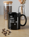 Essenstisch Aufnahme der beidseitig bedruckten Keramik Tasse von Maondo mit dem Design Abhängen in der Farbe Schwarz