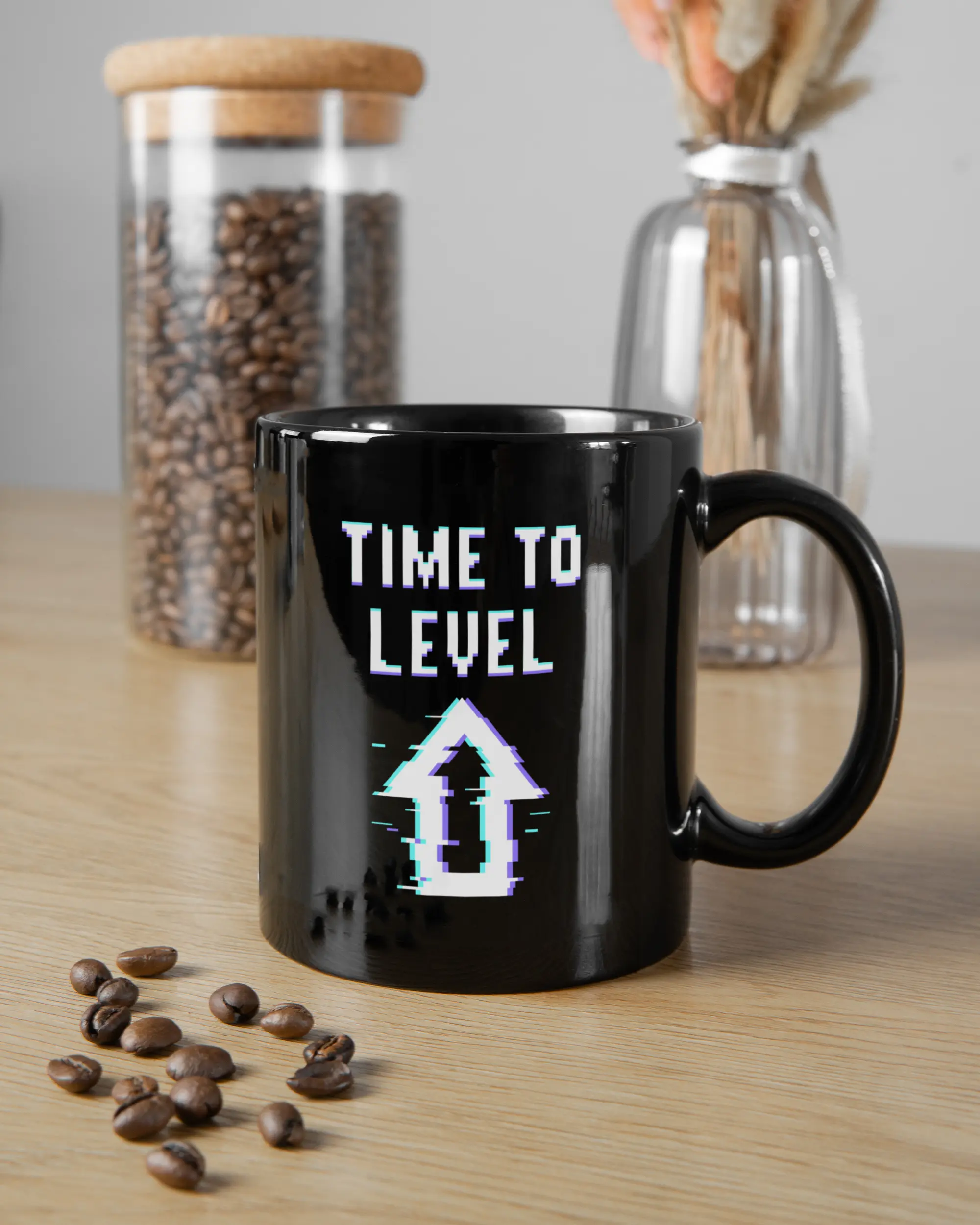 Essenstisch Aufnahme der beidseitig bedruckten Keramik Tasse von Maondo mit dem Design Koffein-Game in der Farbe Schwarz