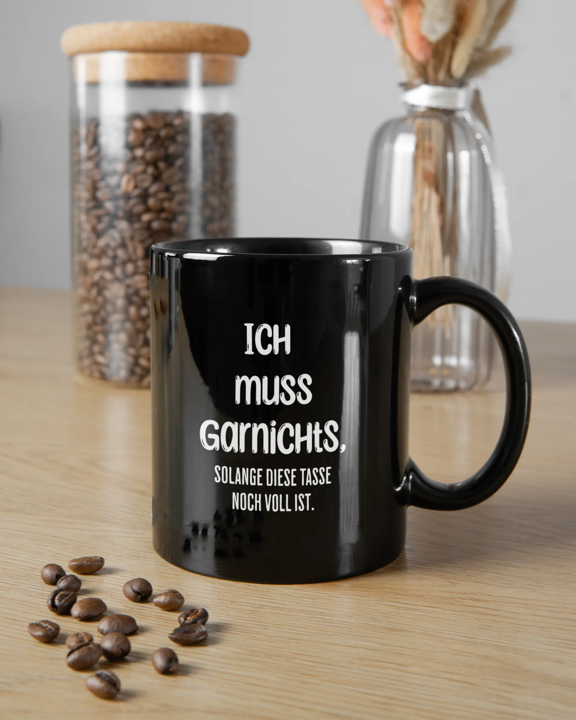 Essenstisch Aufnahme der beidseitig bedruckten Keramik Tasse von Maondo mit dem Design Verhandlungsspielraum in der Farbe Schwarz