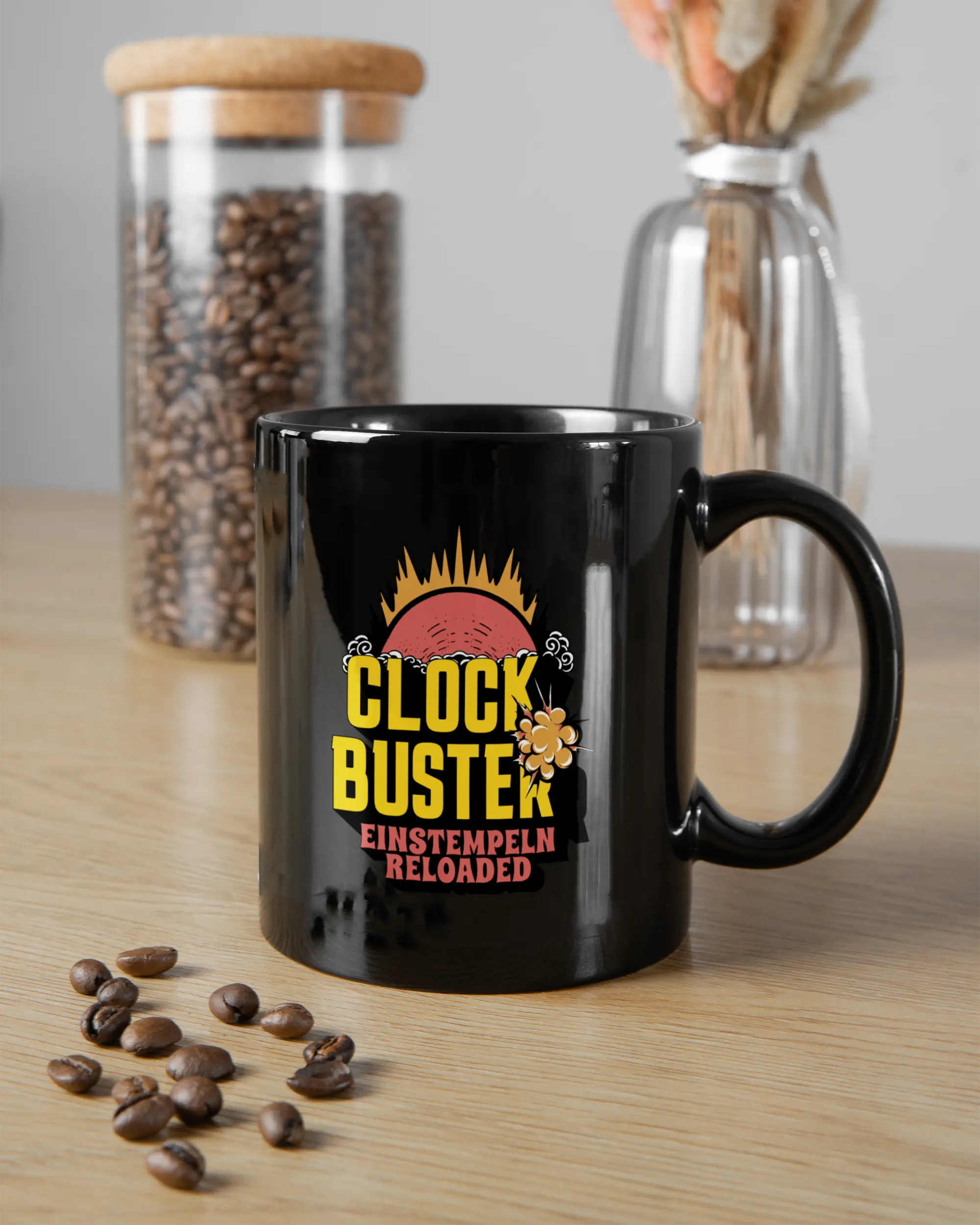 Essenstisch Aufnahme der beidseitig bedruckten Keramik Tasse von Maondo mit dem Design Clockbuster in der Farbe Schwarz