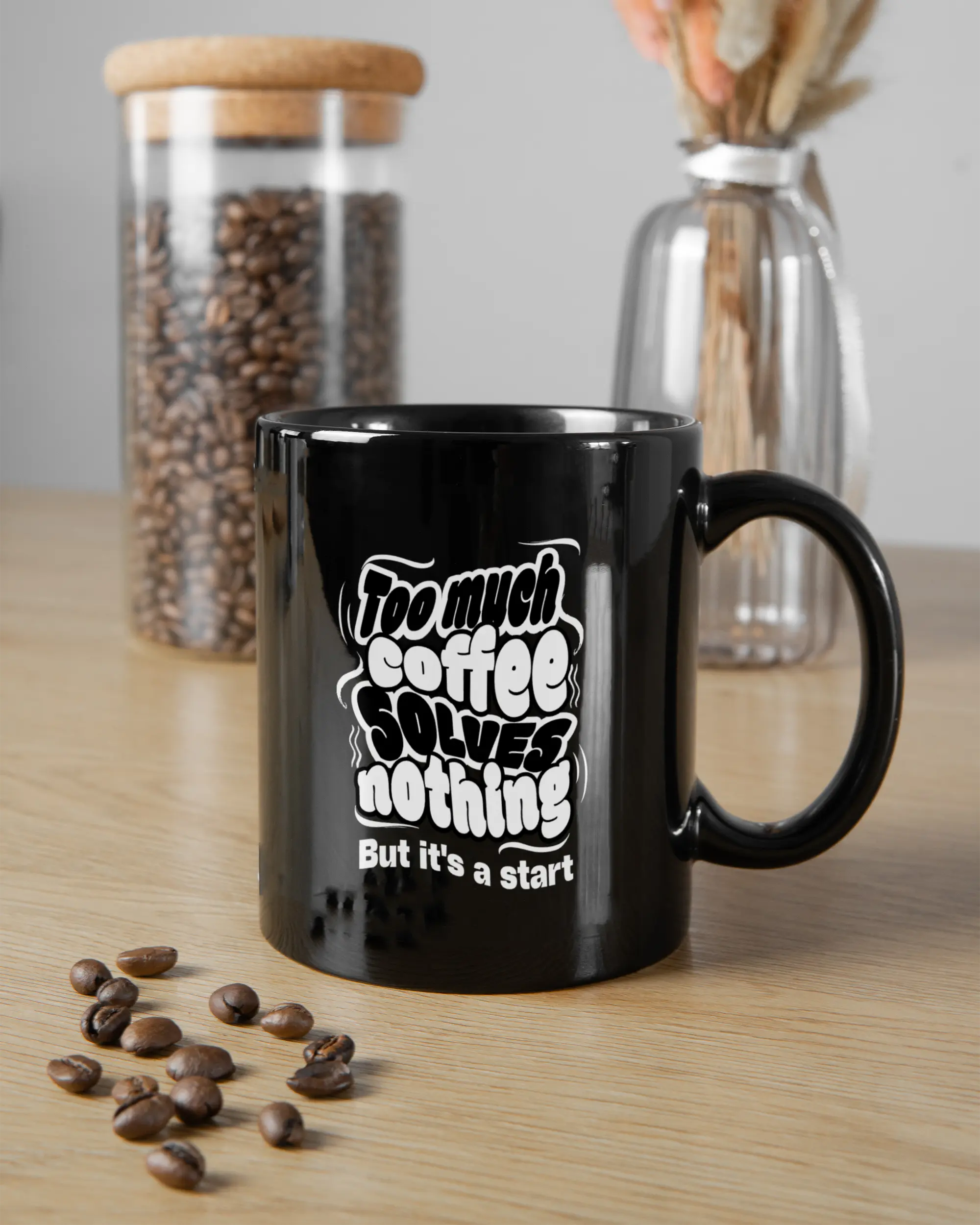 Essenstisch Aufnahme der beidseitig bedruckten Keramik Tasse von Maondo mit dem Design It's a start in der Farbe Schwarz