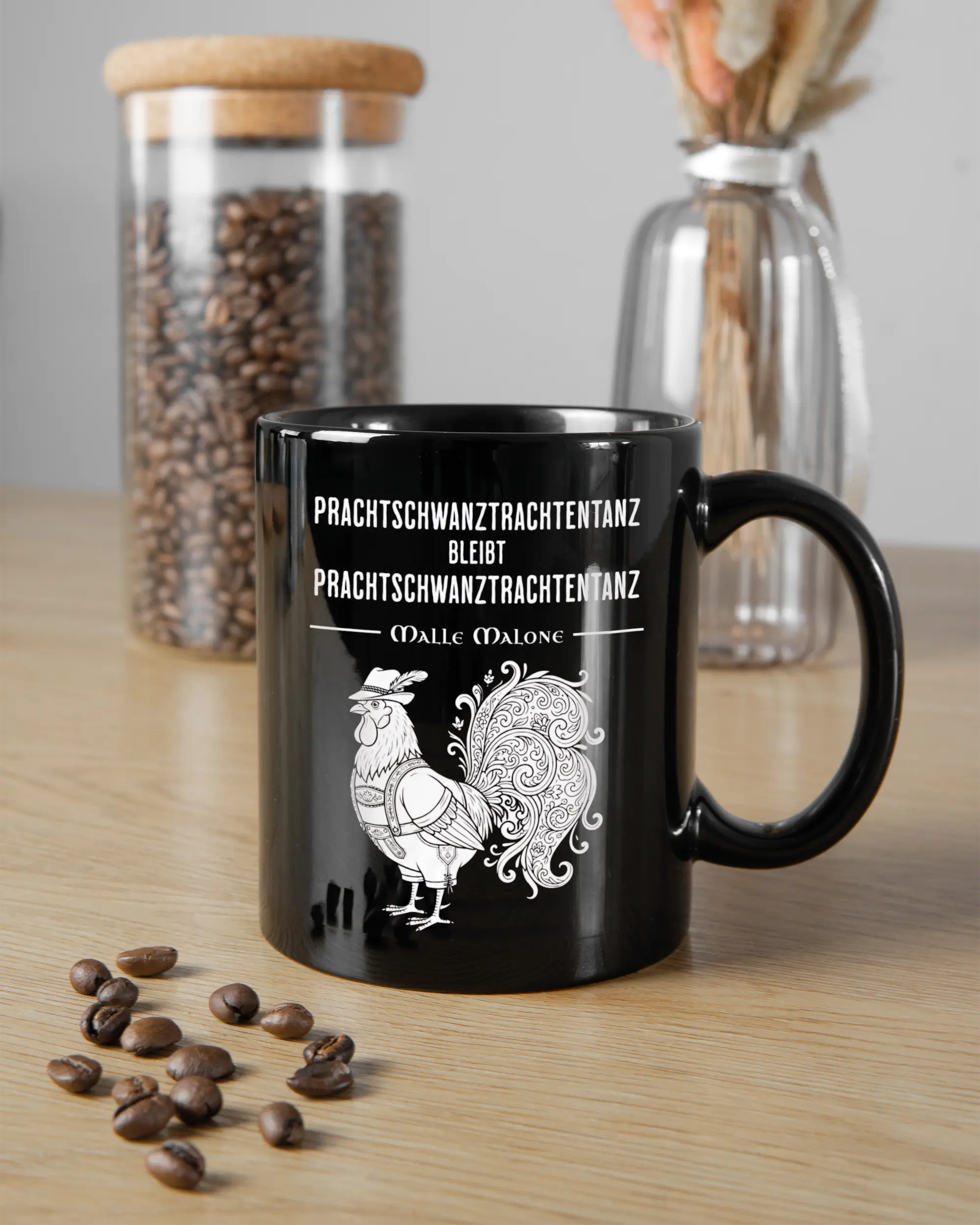 Küchentischansicht der rechten Seite der beidseitig bedruckten Keramiktasse von Maondo mit dem Design Trachtentanz in der Farbe Black