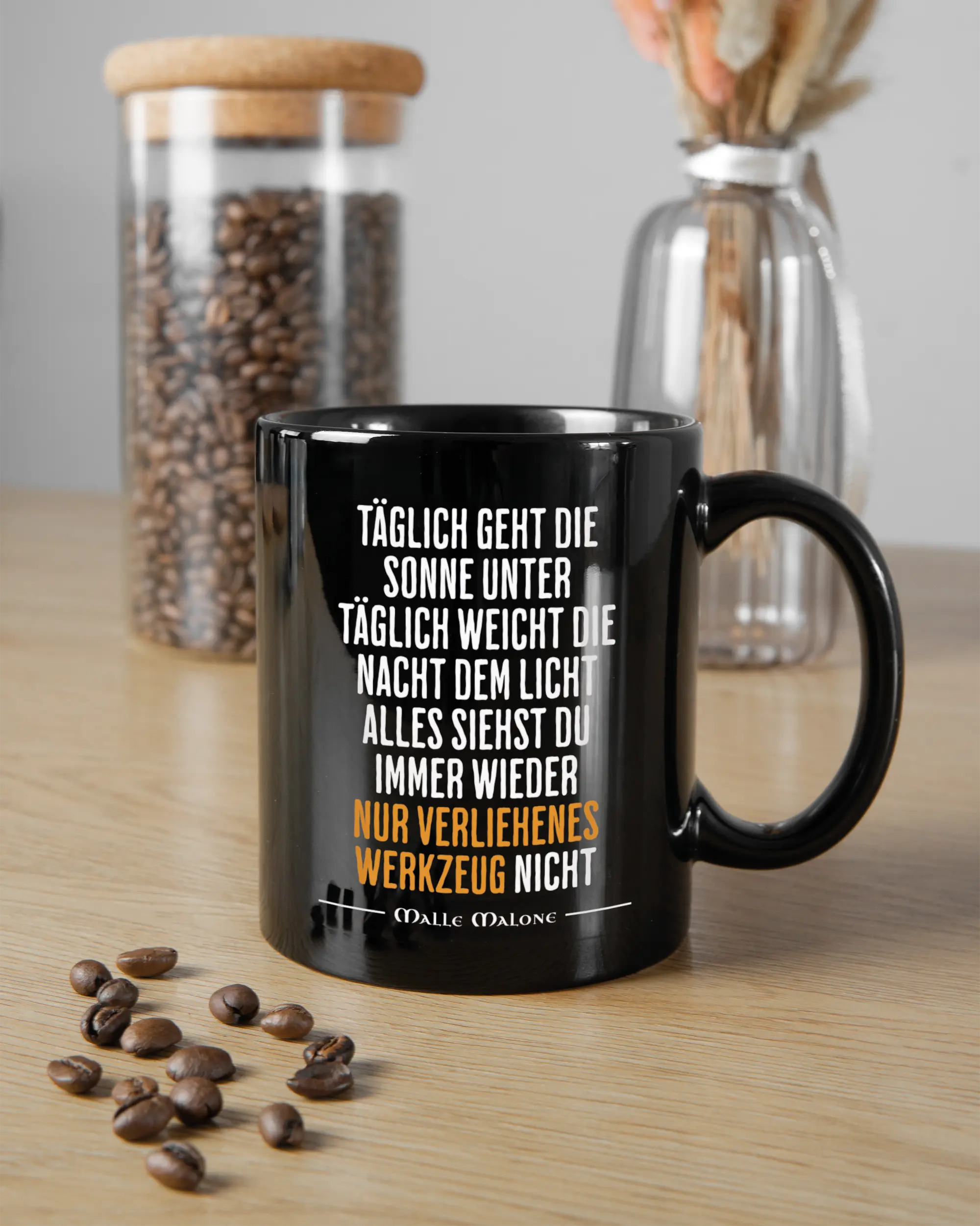 Küchentischansicht der rechten Seite der beidseitig bedruckten Keramiktasse von Maondo mit dem Design Wegzeug in der Farbe Black