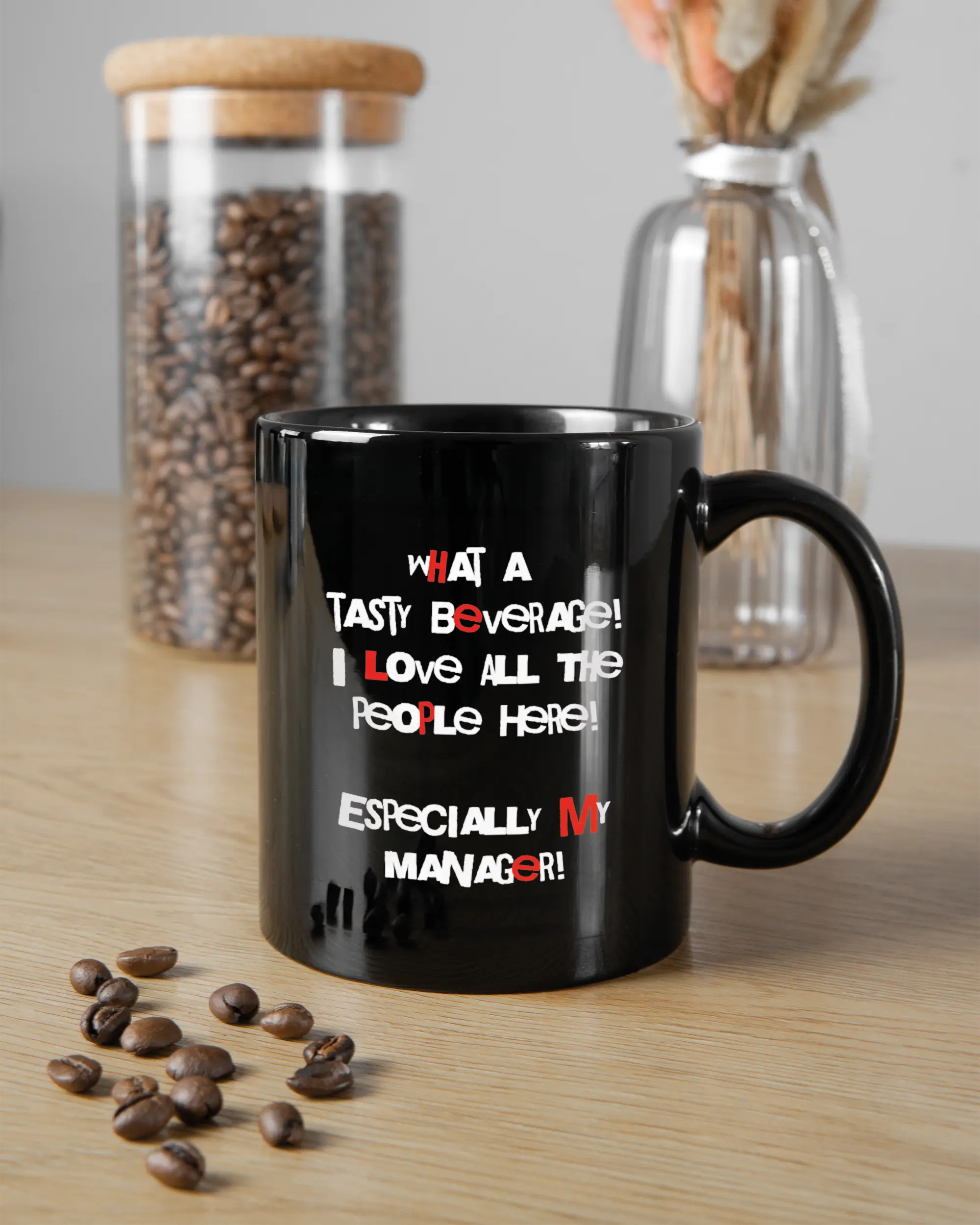 Küchentischansicht der rechten Seite der beidseitig bedruckten Keramiktasse von Maondo mit dem Design Help me in der Farbe Black