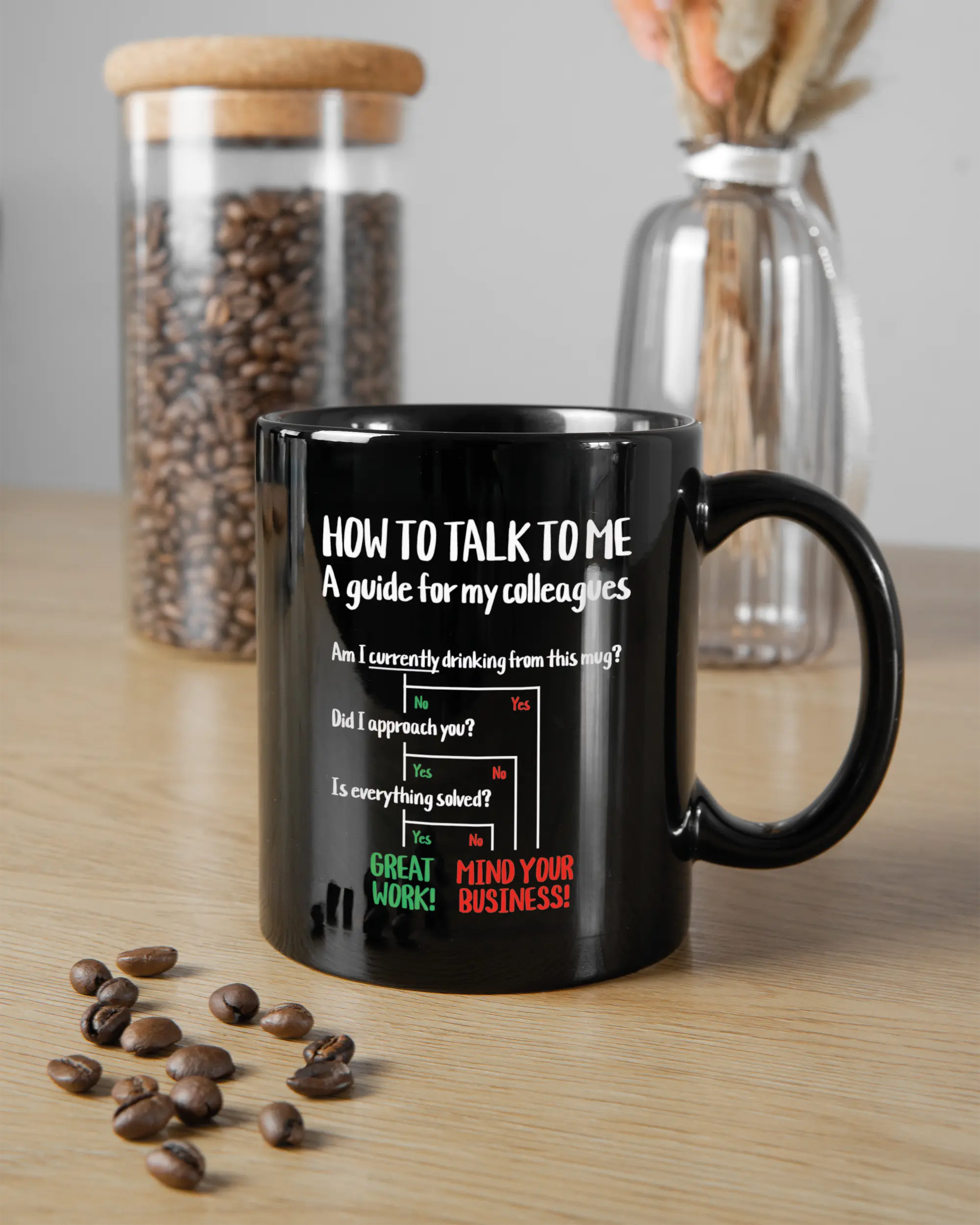 Küchentischansicht der rechten Seite der beidseitig bedruckten Keramiktasse von Maondo mit dem Design Colleagues Guide in der Farbe Black