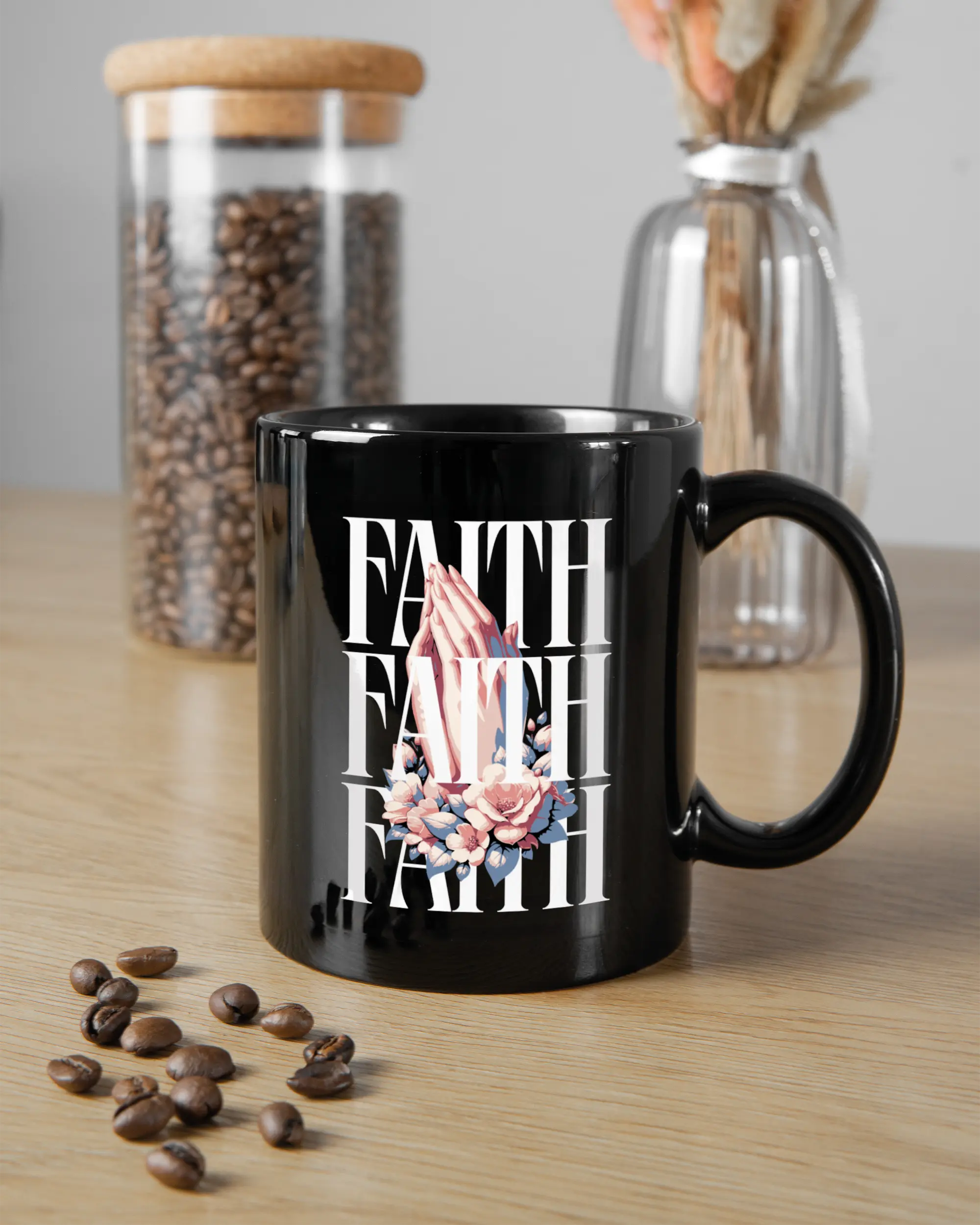 Küchentischansicht der rechten Seite der beidseitig bedruckten Keramiktasse von Maondo mit dem Design Faith X3 in der Farbe Black