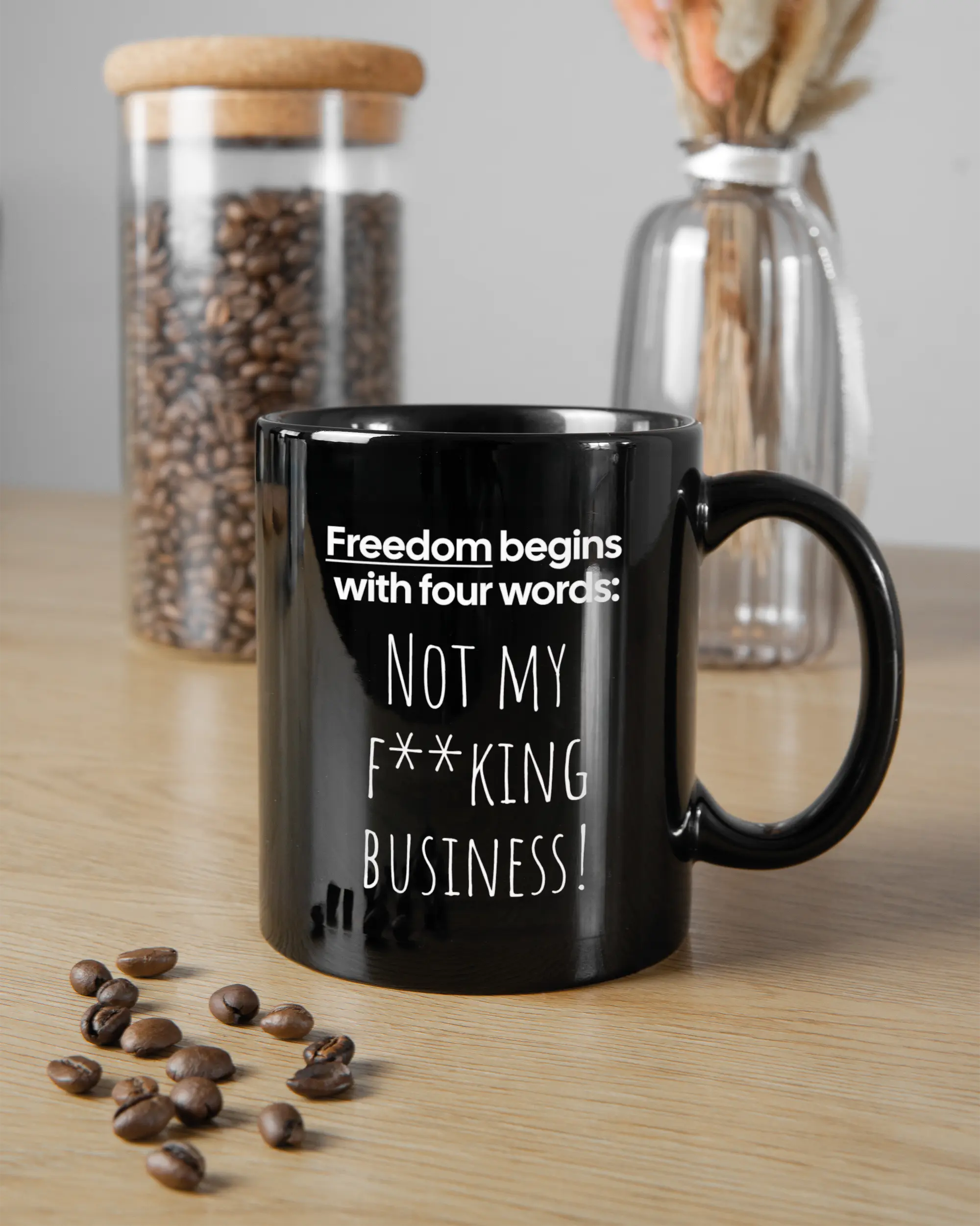 Küchentischansicht der rechten Seite der beidseitig bedruckten Keramiktasse von Maondo mit dem Design 4 Freedom in der Farbe Black