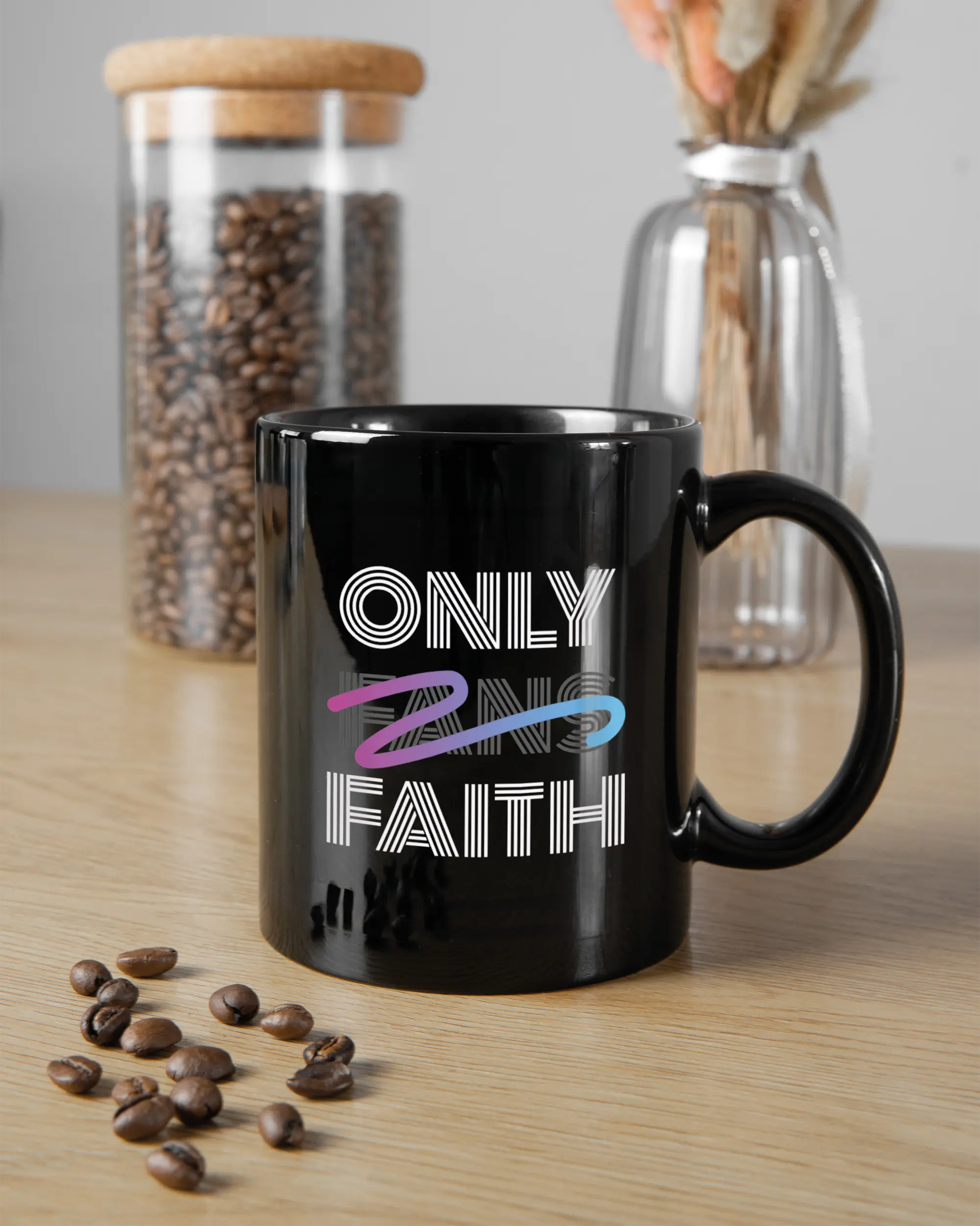 Küchentischansicht der rechten Seite der beidseitig bedruckten Keramiktasse von Maondo mit dem Design Only Faith in der Farbe Black