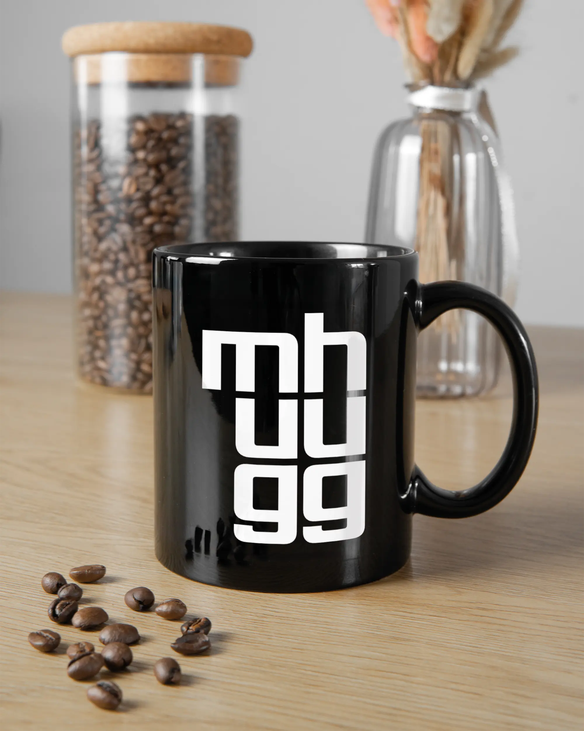 Küchentischansicht der rechten Seite der beidseitig bedruckten Keramiktasse von Maondo mit dem Design Hug Mug in der Farbe Black
