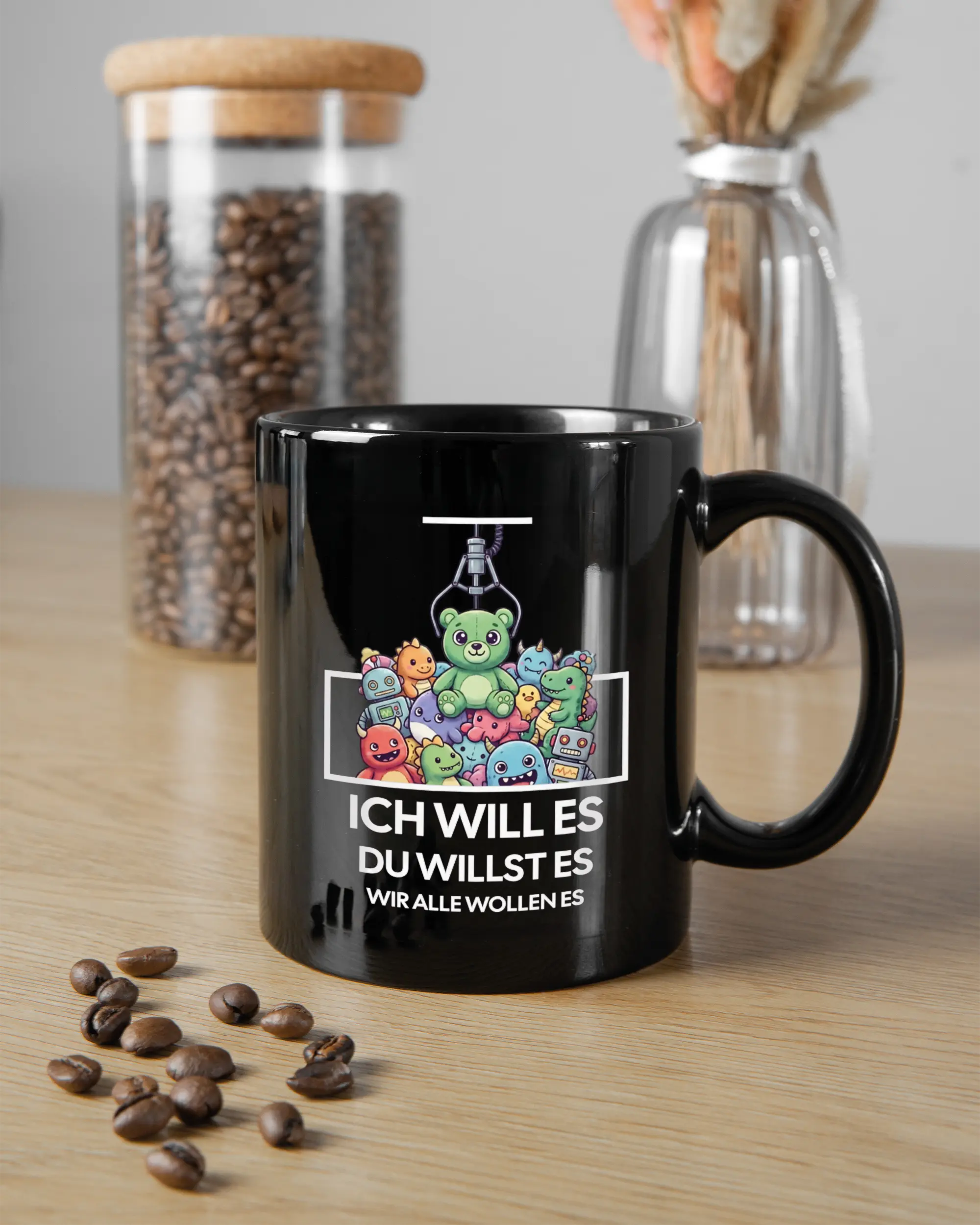 Küchentischansicht der rechten Seite der beidseitig bedruckten Keramiktasse von Maondo mit dem Design Will Stofftier in der Farbe Black