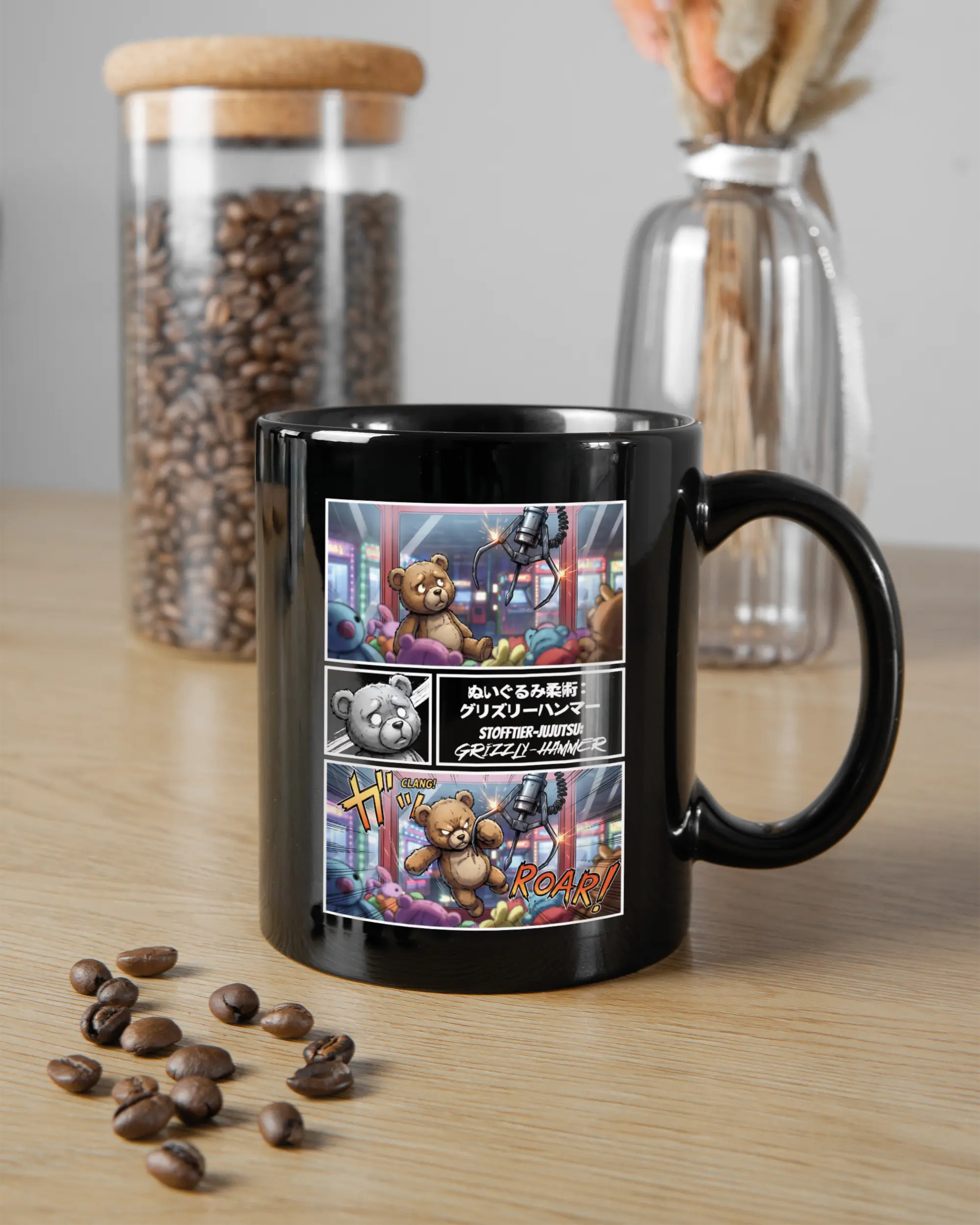 Küchentischansicht der rechten Seite der beidseitig bedruckten Keramiktasse von Maondo mit dem Design Manga Stoff in der Farbe Black