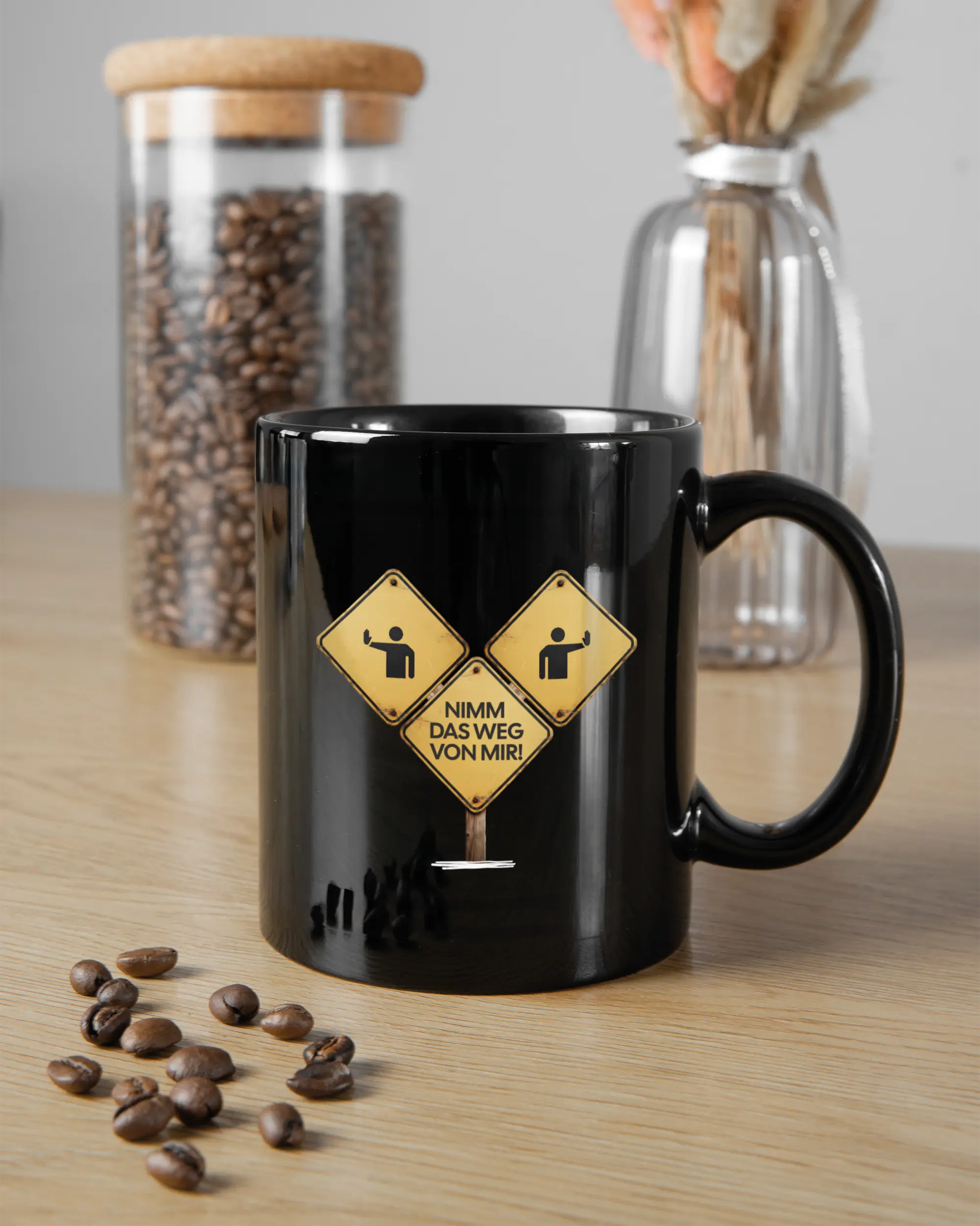 Küchentischansicht der rechten Seite der beidseitig bedruckten Keramiktasse von Maondo mit dem Design Schutzschild in der Farbe Black