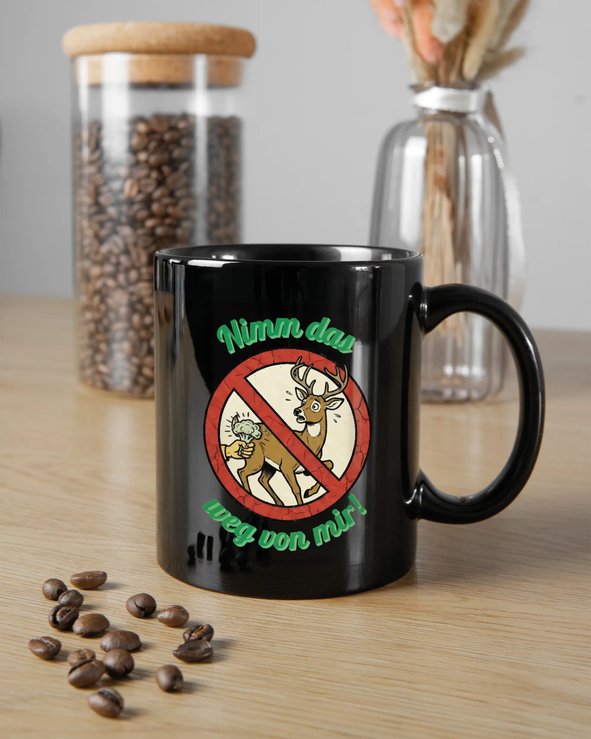 Küchentischansicht der rechten Seite der beidseitig bedruckten Keramiktasse von Maondo mit dem Design Reh weg in der Farbe Black