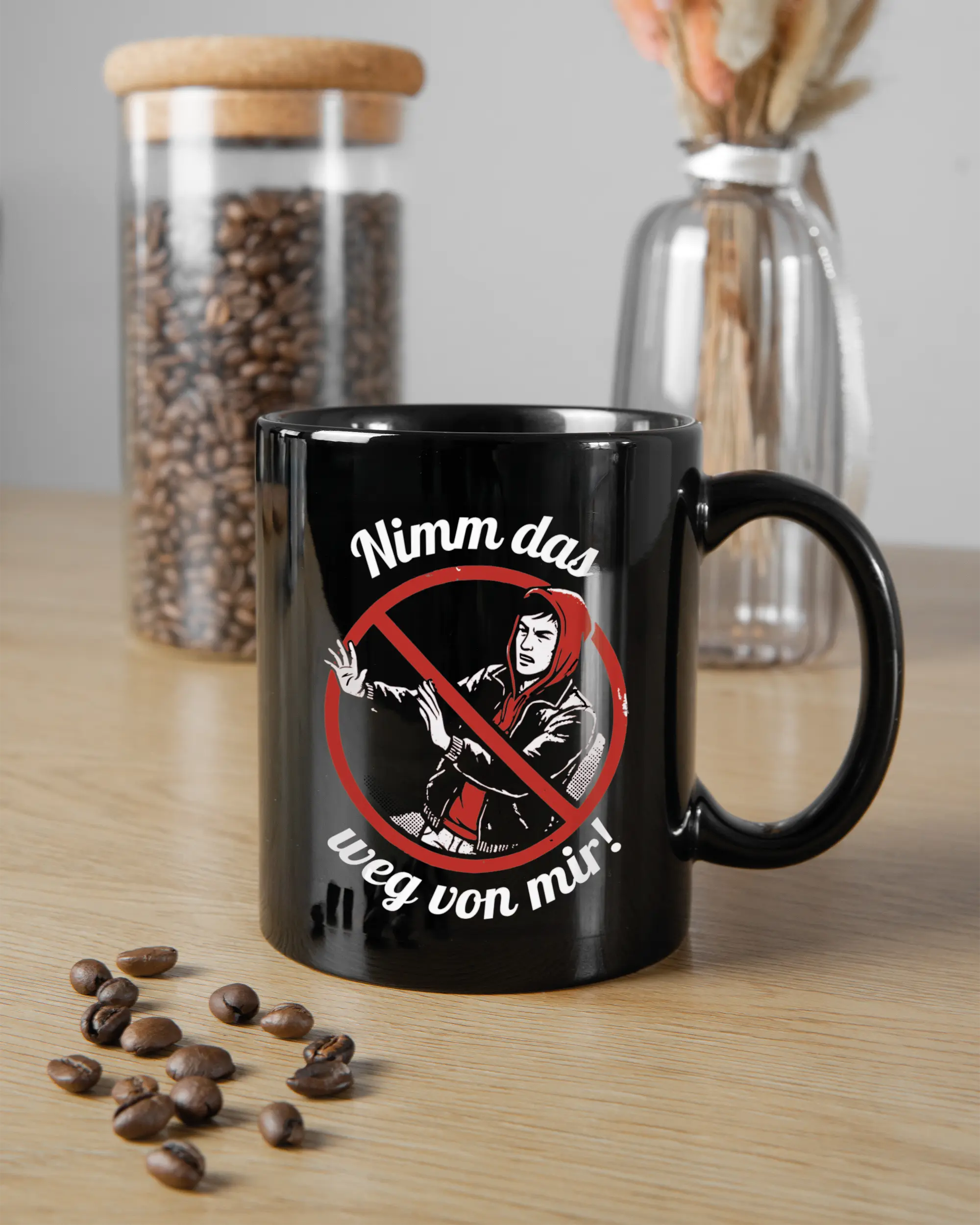 Küchentischansicht der rechten Seite der beidseitig bedruckten Keramiktasse von Maondo mit dem Design Nimm das weg in der Farbe Black