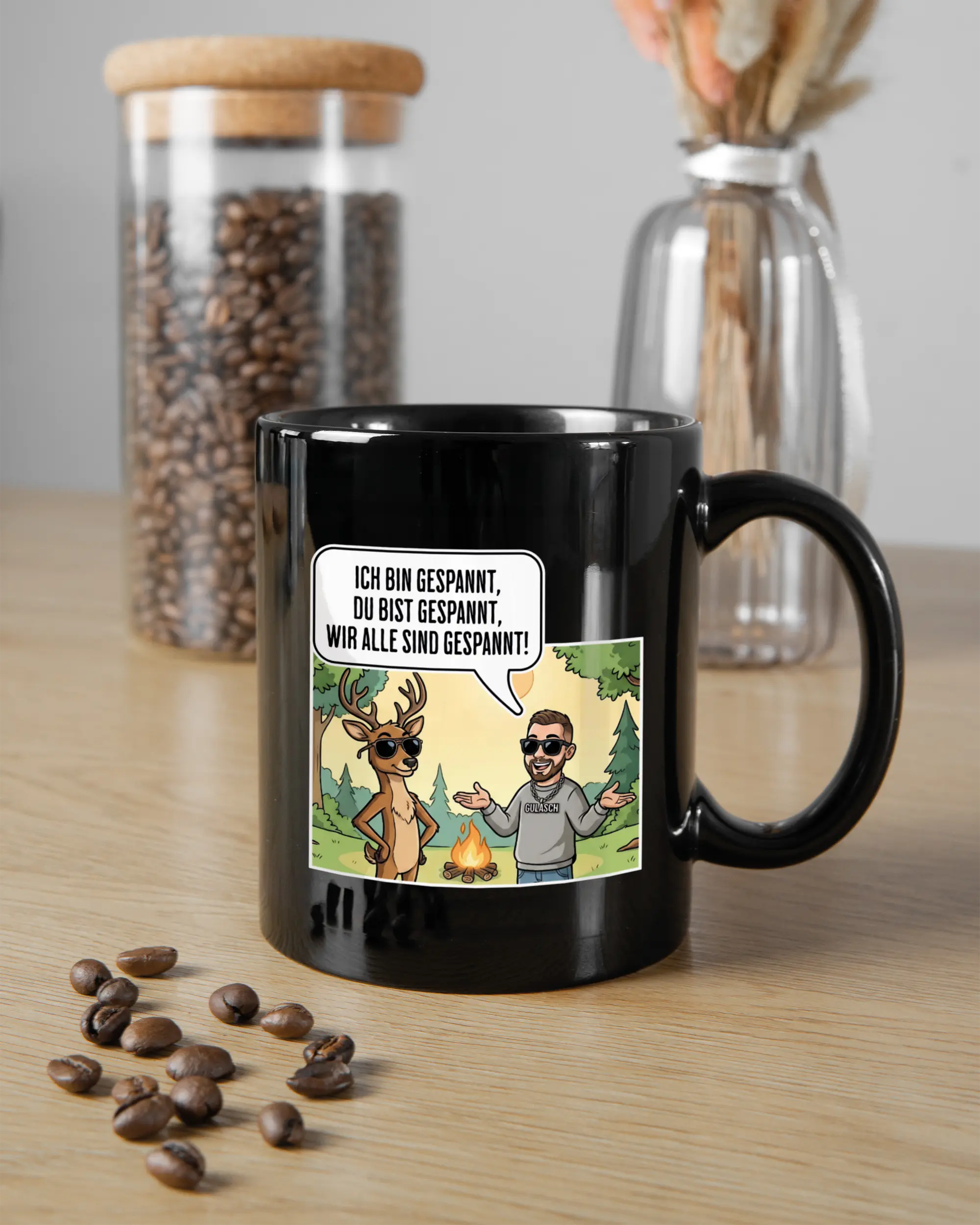 Küchentischansicht der rechten Seite der beidseitig bedruckten Keramiktasse von Maondo mit dem Design Vollspannung in der Farbe Black