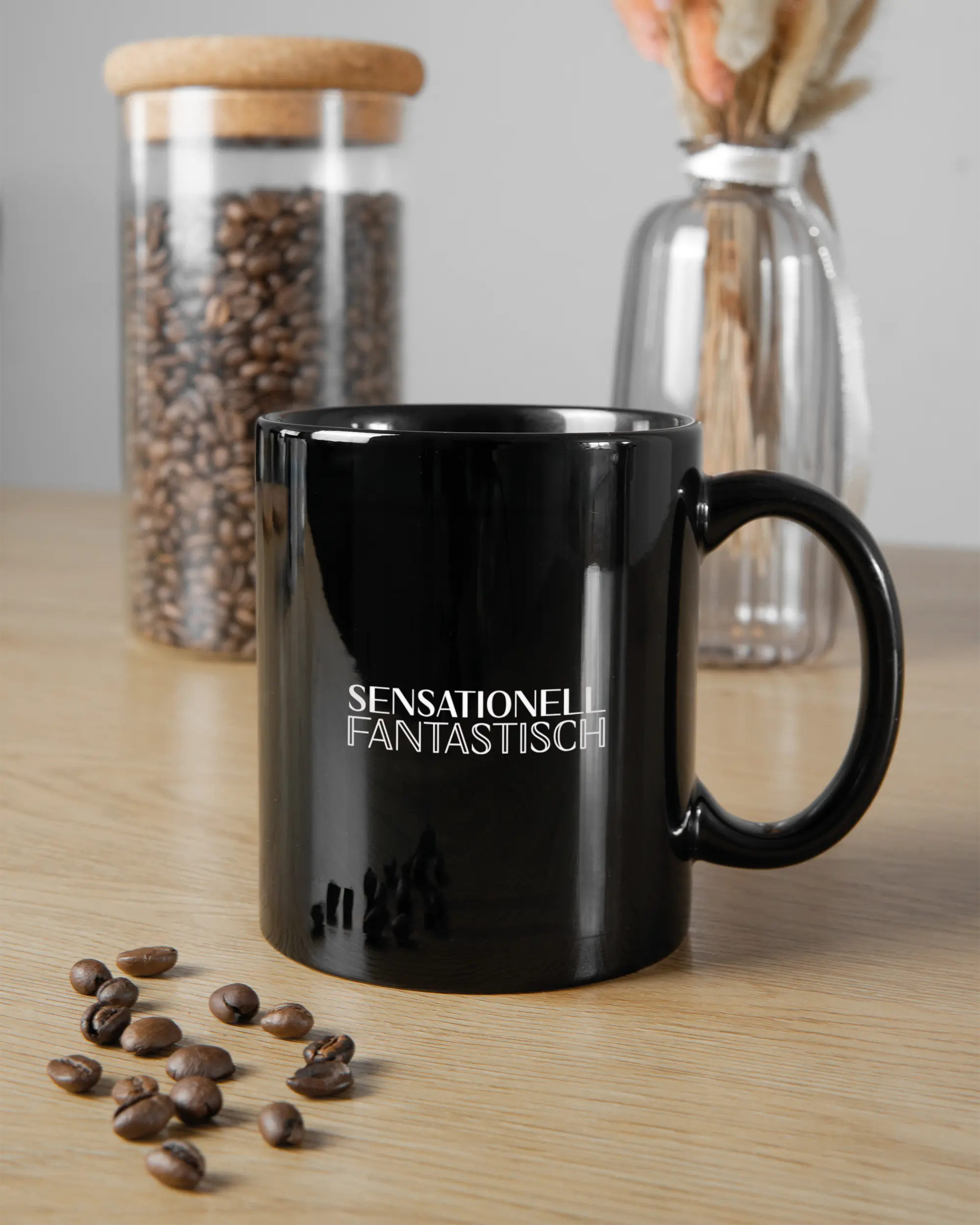 Küchentischansicht der rechten Seite der beidseitig bedruckten Keramiktasse von Maondo mit dem Design Sensationell in der Farbe Black