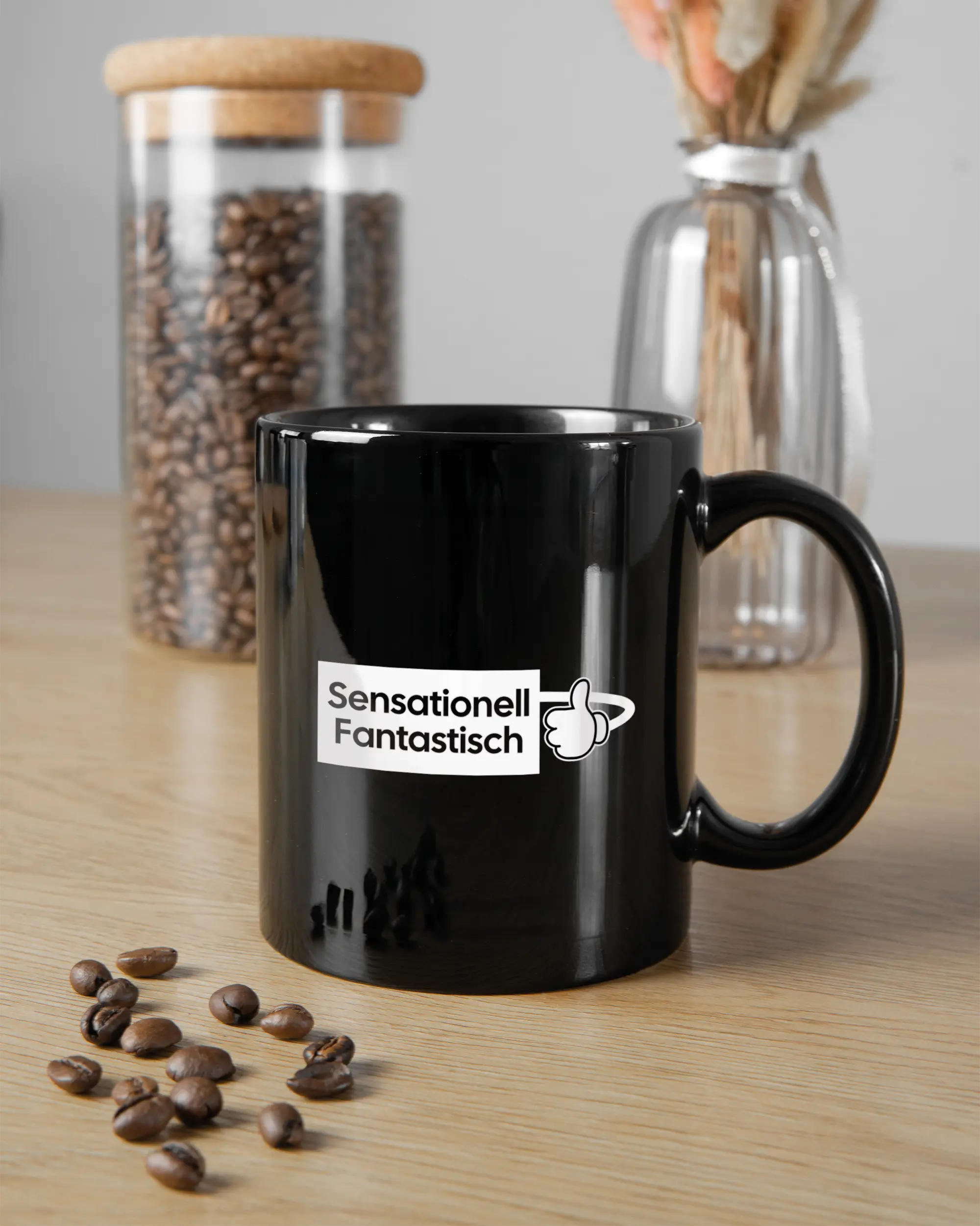 Küchentischansicht der rechten Seite der beidseitig bedruckten Keramiktasse von Maondo mit dem Design Fantastisch in der Farbe Black