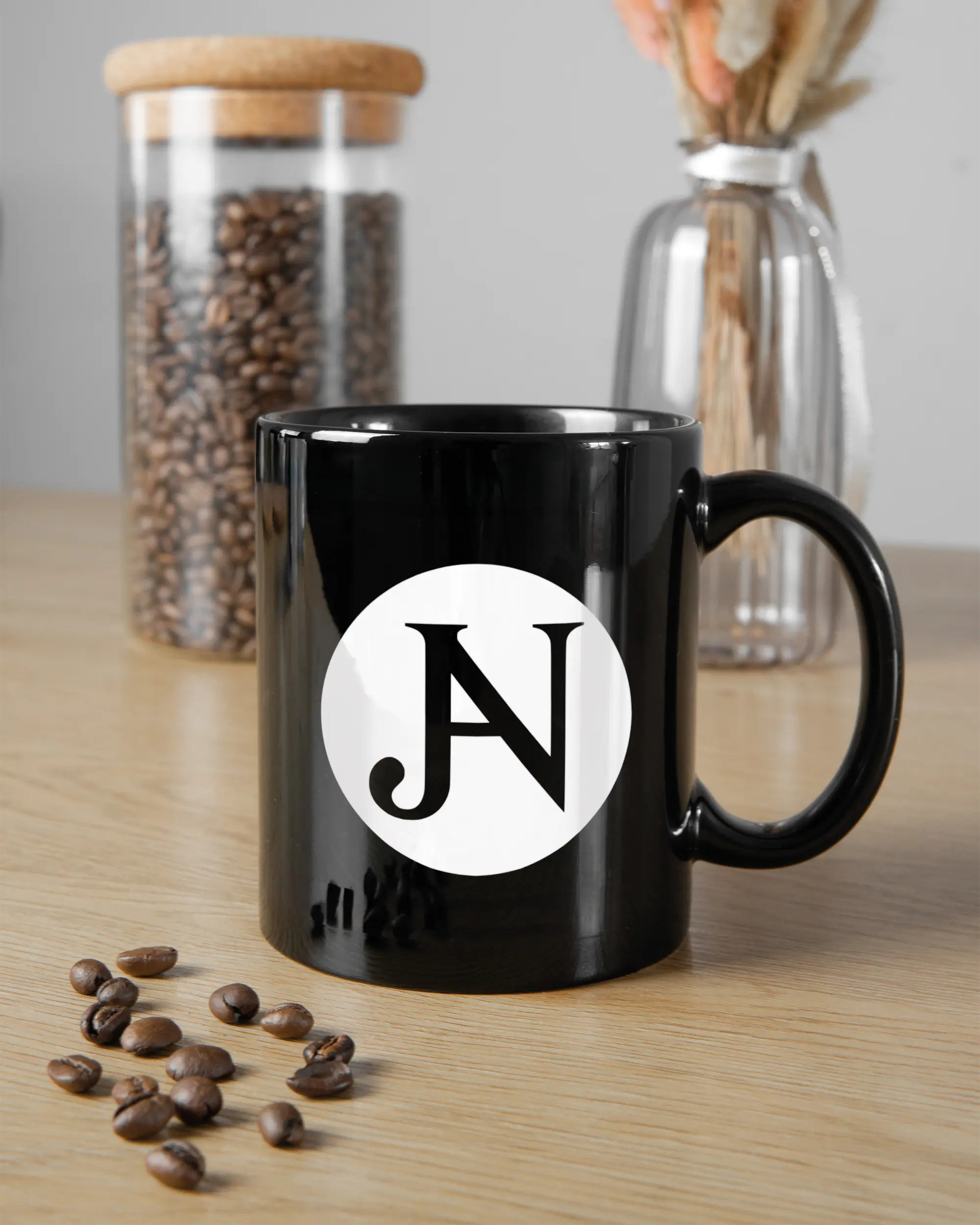 Küchentischansicht der rechten Seite der beidseitig bedruckten Keramiktasse von Maondo mit dem Design JB1 in der Farbe Black