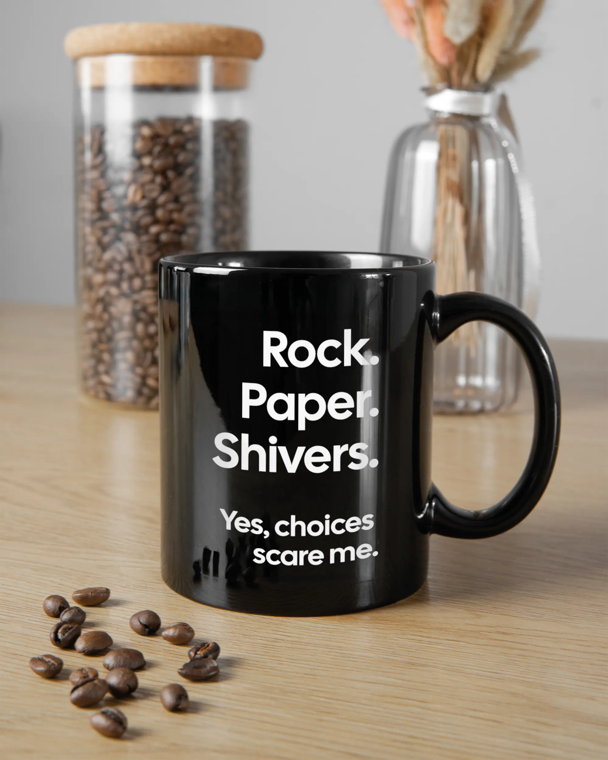 Küchentischansicht der rechten Seite der beidseitig bedruckten Keramiktasse von Maondo mit dem Design Rock Paper Shivers in der Farbe Black