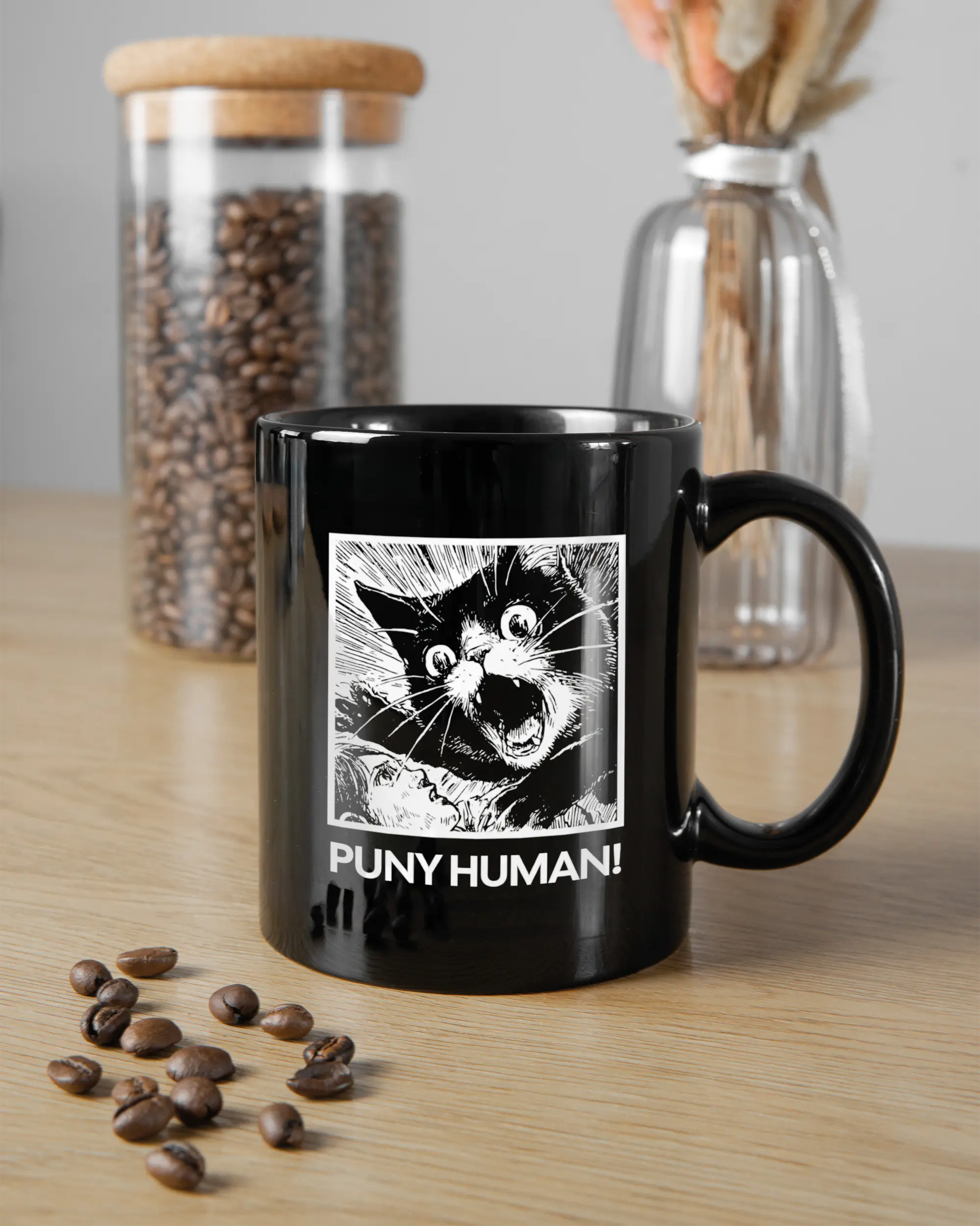 Küchentischansicht der rechten Seite der beidseitig bedruckten Keramiktasse von Maondo mit dem Design Puny Human in der Farbe Black