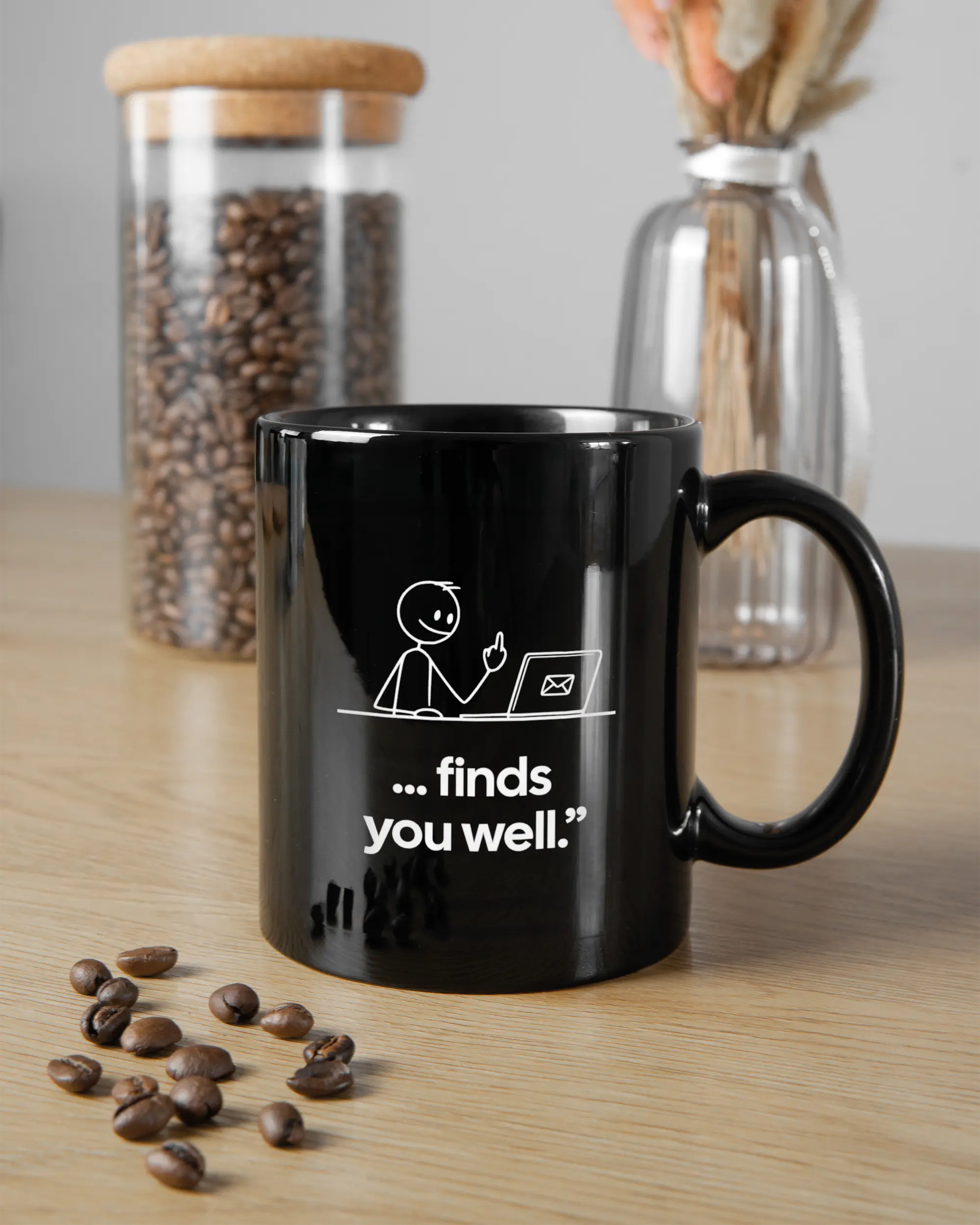 Küchentischansicht der rechten Seite der beidseitig bedruckten Keramiktasse von Maondo mit dem Design Found me not well in der Farbe Black