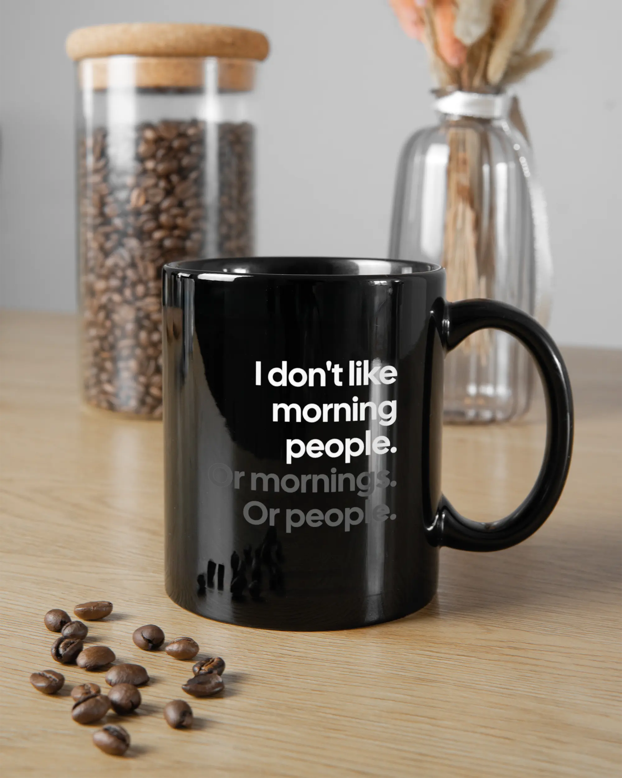 Küchentischansicht der rechten Seite der beidseitig bedruckten Keramiktasse von Maondo mit dem Design Morning Person in der Farbe Black