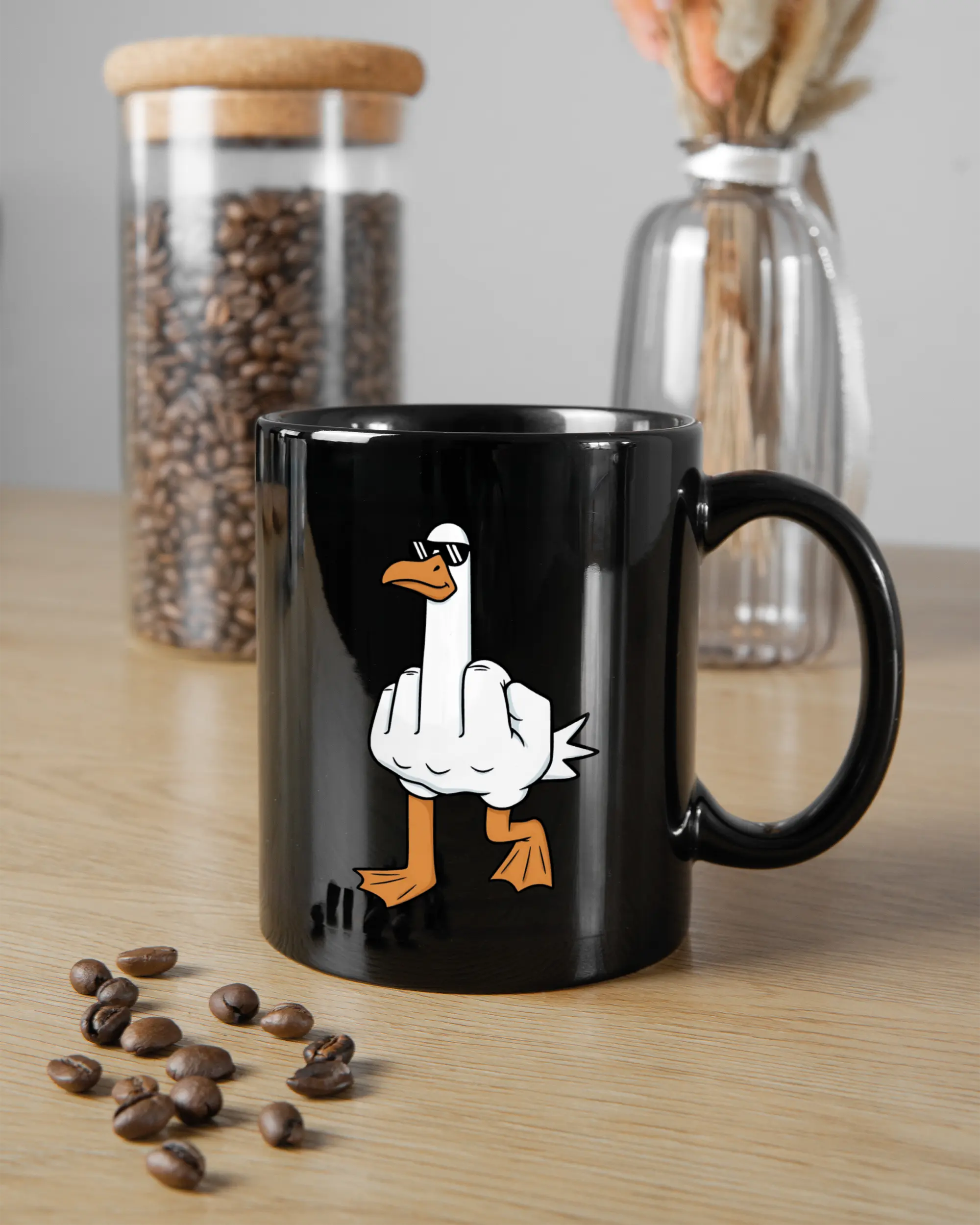 Küchentischansicht der rechten Seite der beidseitig bedruckten Keramiktasse von Maondo mit dem Design I give a duck in der Farbe Black