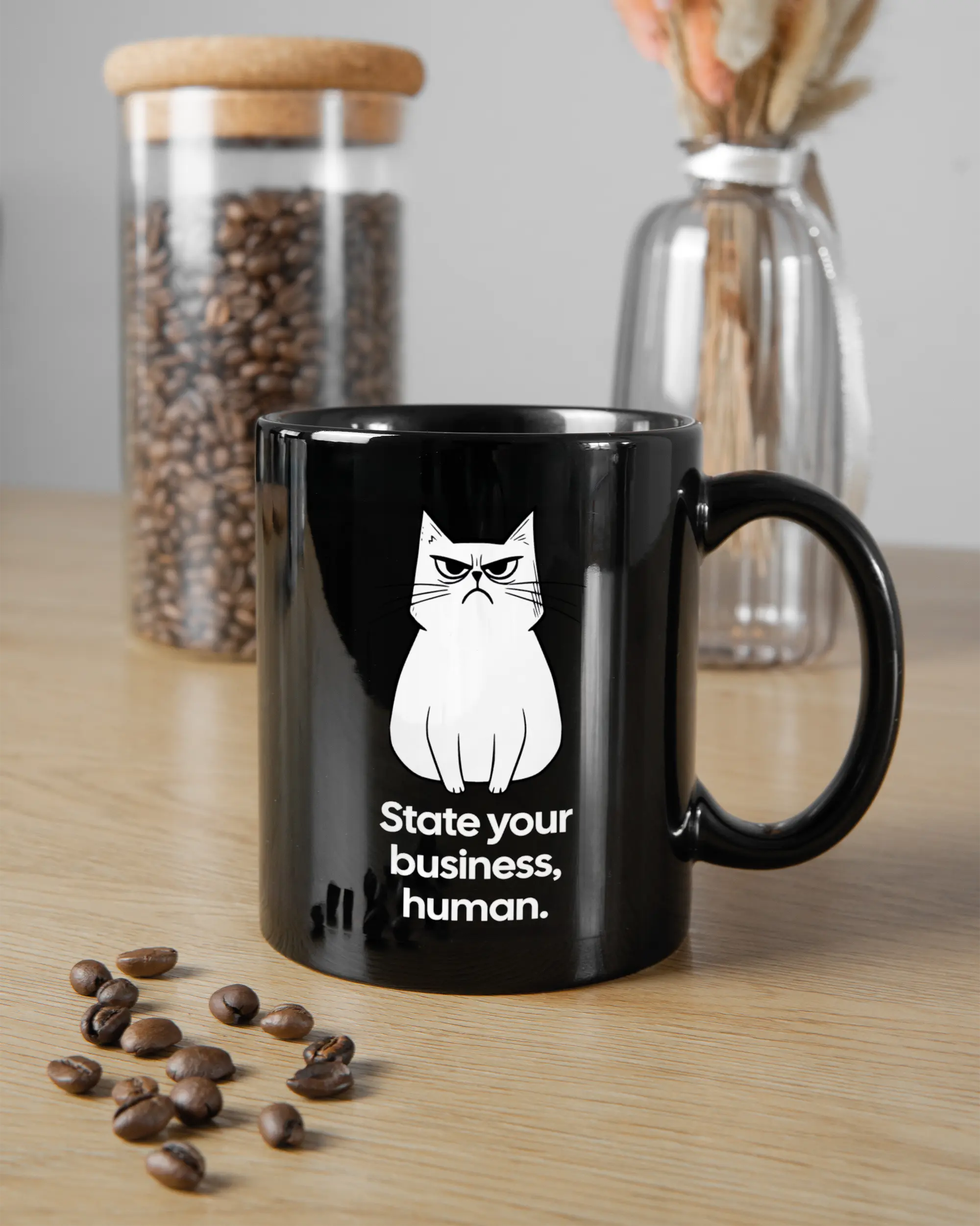 Küchentischansicht der rechten Seite der beidseitig bedruckten Keramiktasse von Maondo mit dem Design Grumpy Purr in der Farbe Black