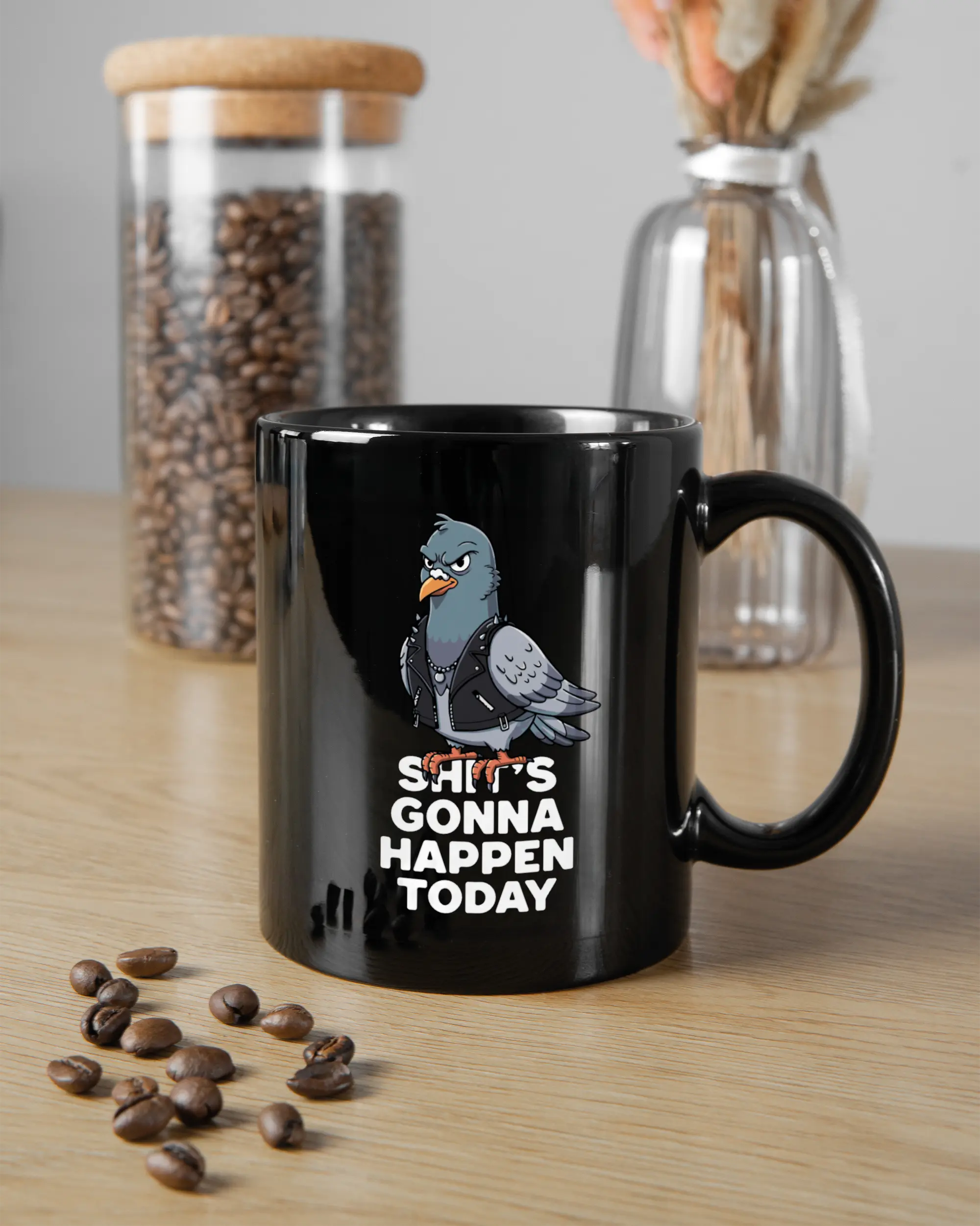 Küchentischansicht der rechten Seite der beidseitig bedruckten Keramiktasse von Maondo mit dem Design Pigeon Pun in der Farbe Black
