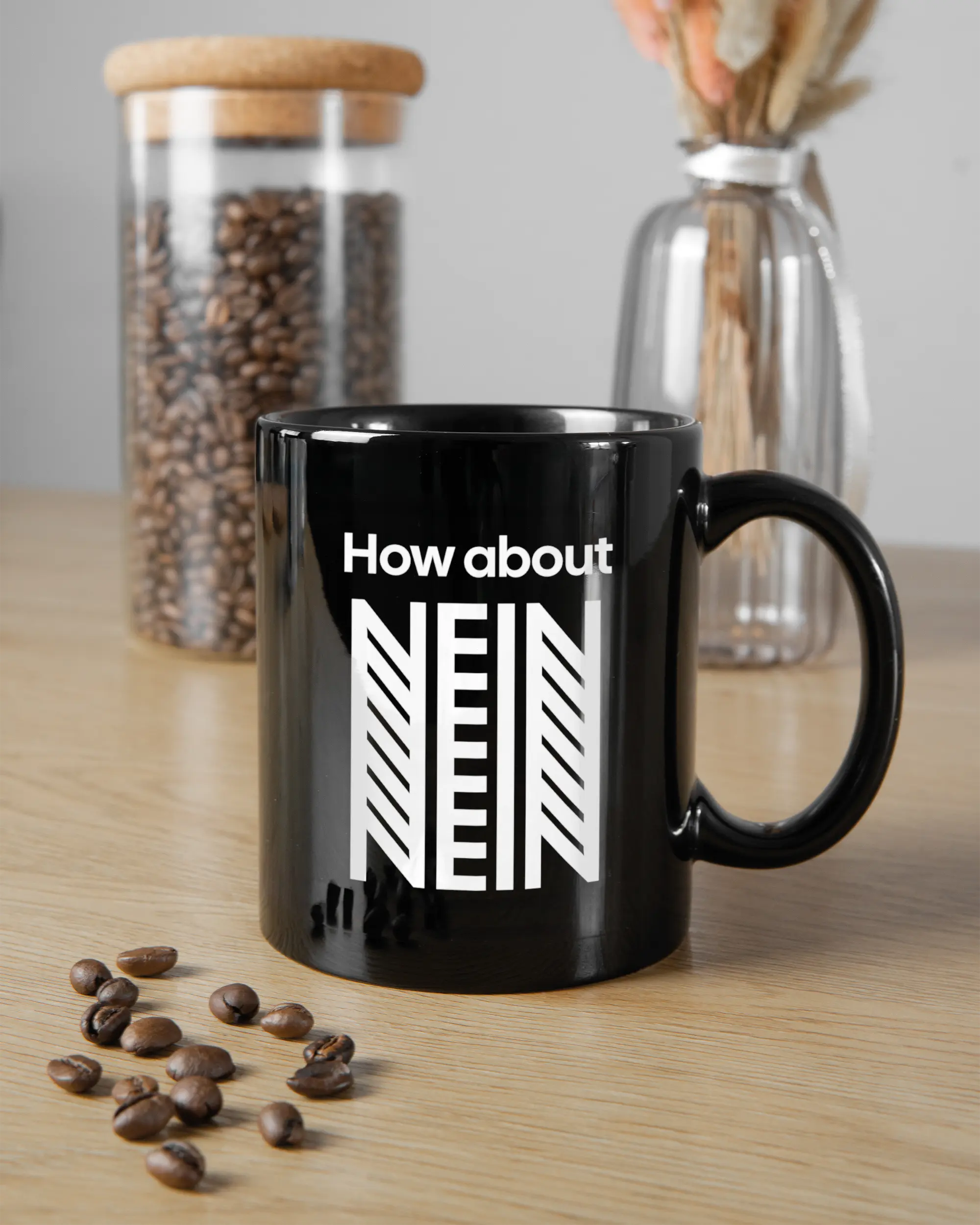 Küchentischansicht der rechten Seite der beidseitig bedruckten Keramiktasse von Maondo mit dem Design How about nein in der Farbe Black