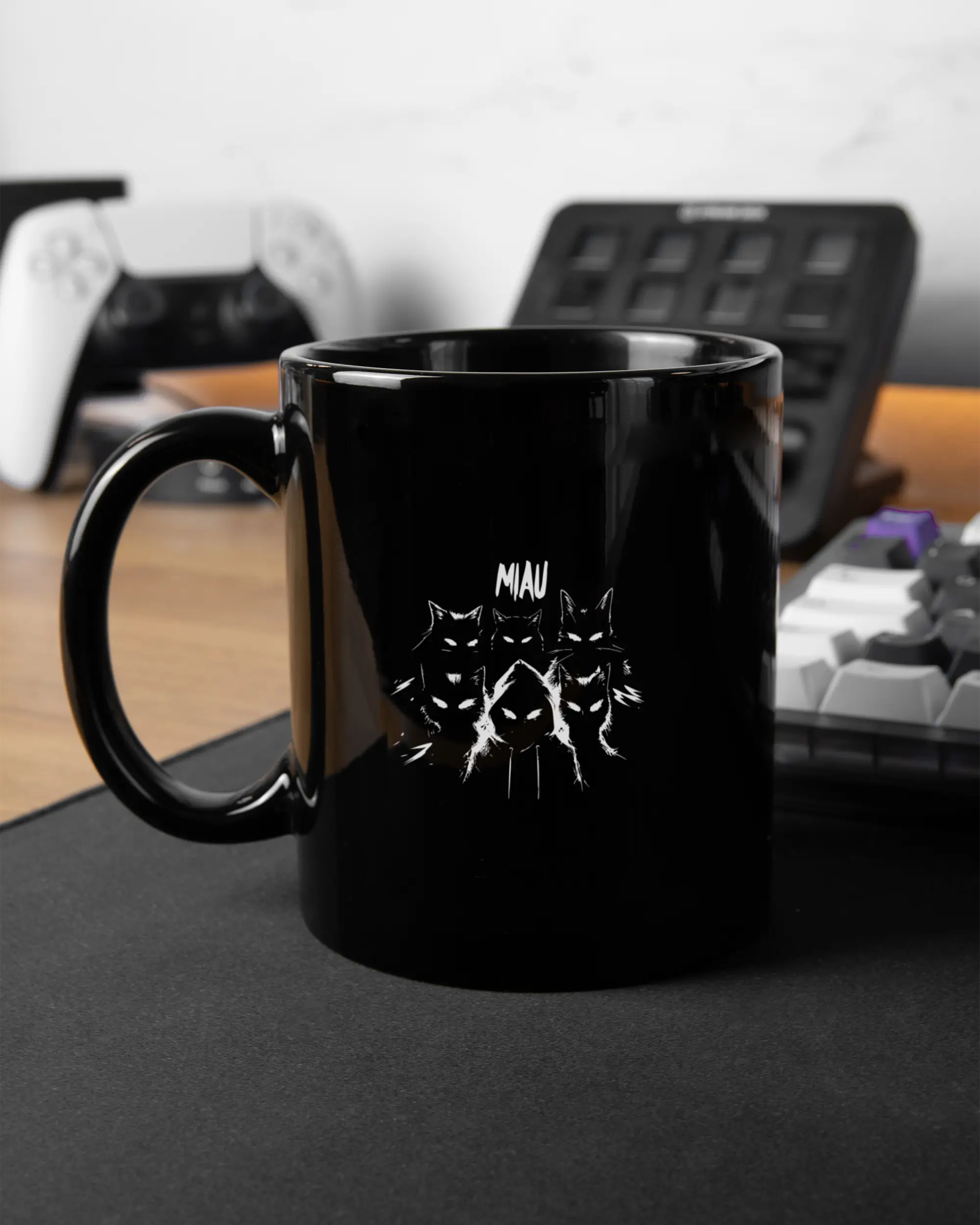 Gaming Room Aufnahme der beidseitig bedruckten Keramik Tasse von Maondo mit dem Design Miau Gang in der Farbe Schwarz