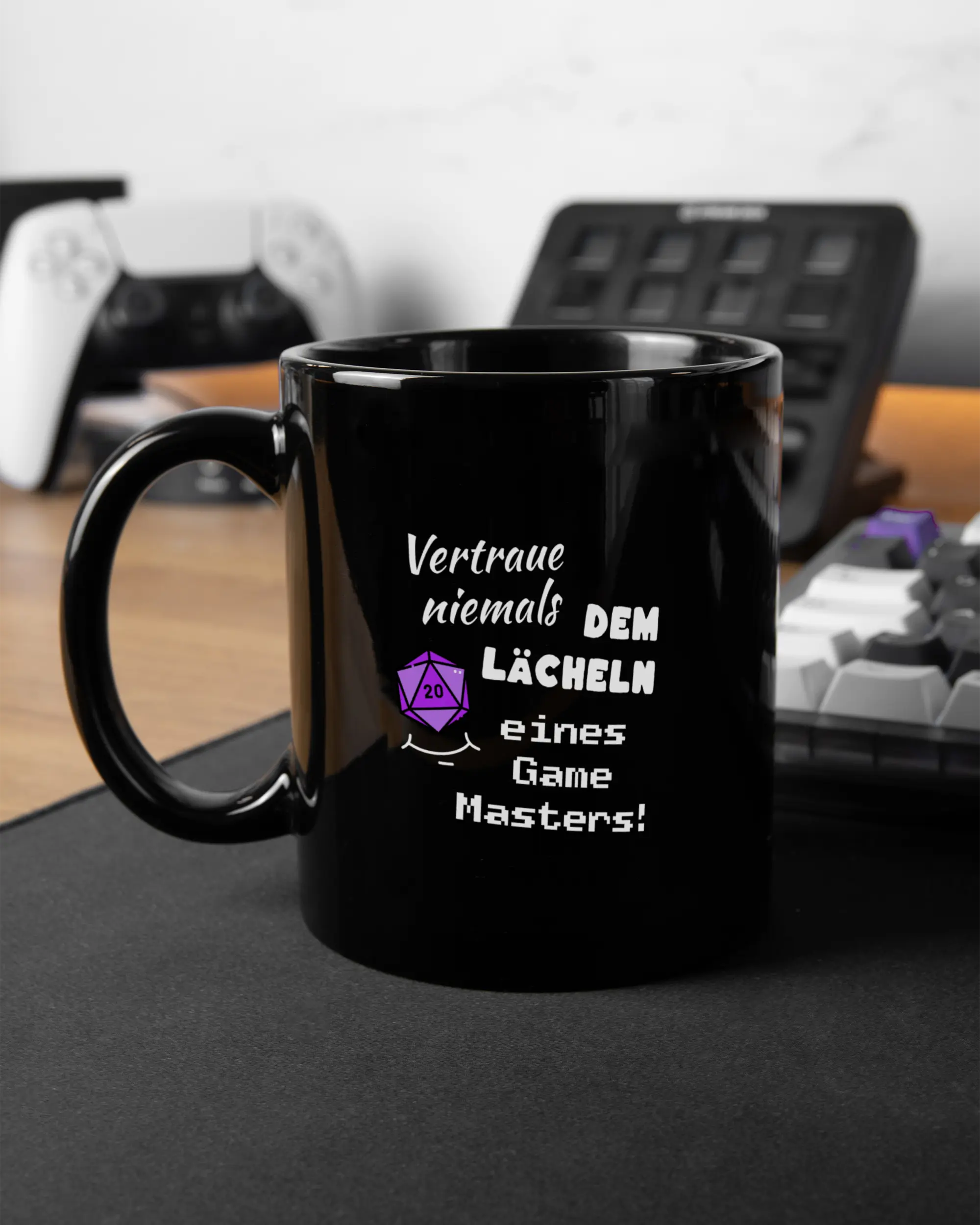 Gaming Room Aufnahme der beidseitig bedruckten Keramik Tasse von Maondo mit dem Design Game Master in der Farbe Schwarz