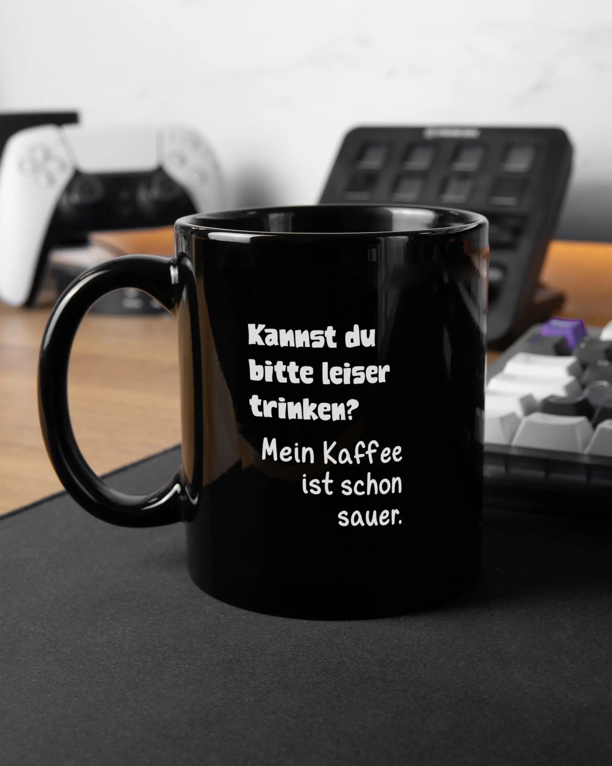 Gaming Room Aufnahme der beidseitig bedruckten Keramik Tasse von Maondo mit dem Design Ruhiges Böhnchen in der Farbe Schwarz