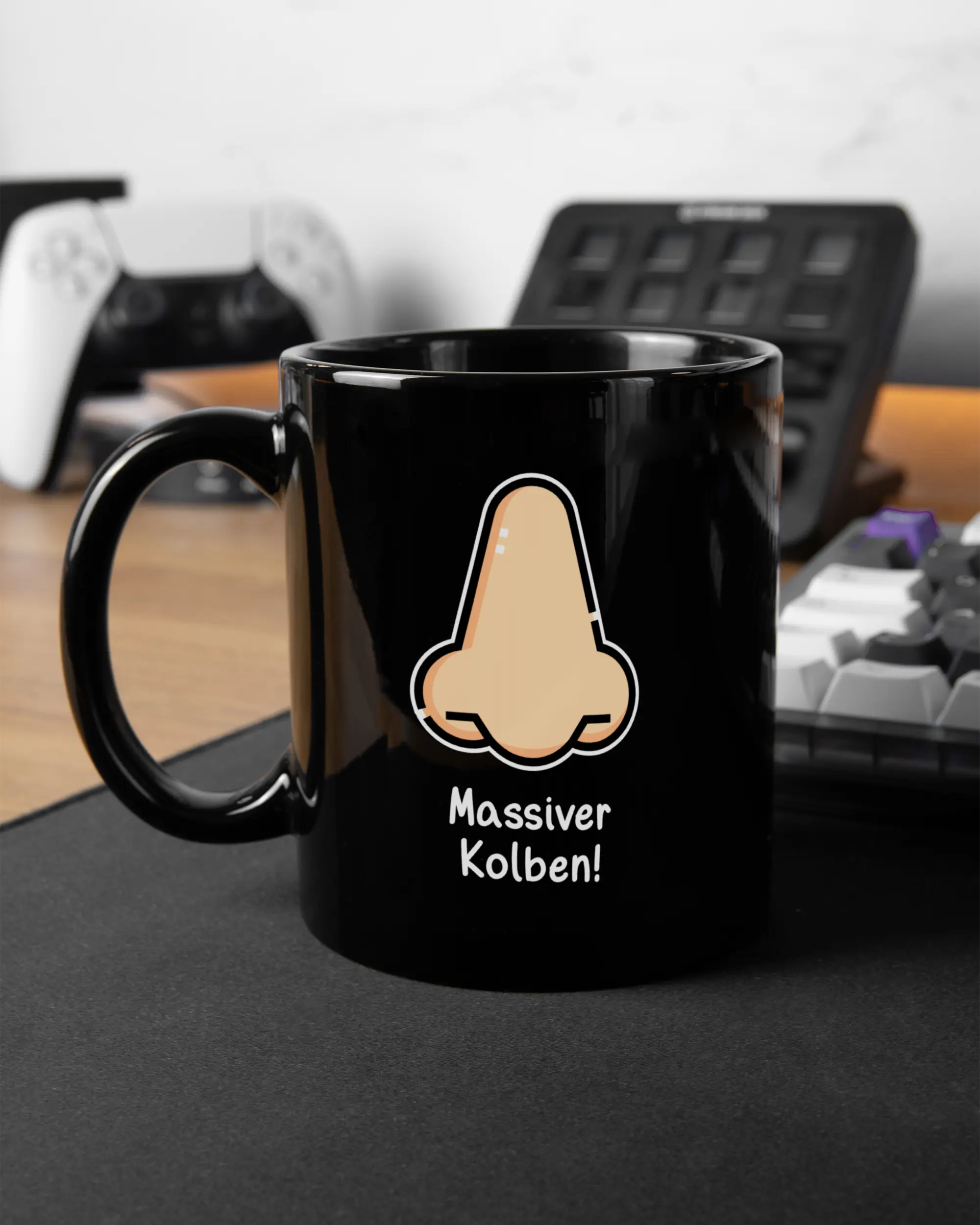 Gaming Room Aufnahme der beidseitig bedruckten Keramik Tasse von Maondo mit dem Design Massiver Kolben in der Farbe Schwarz