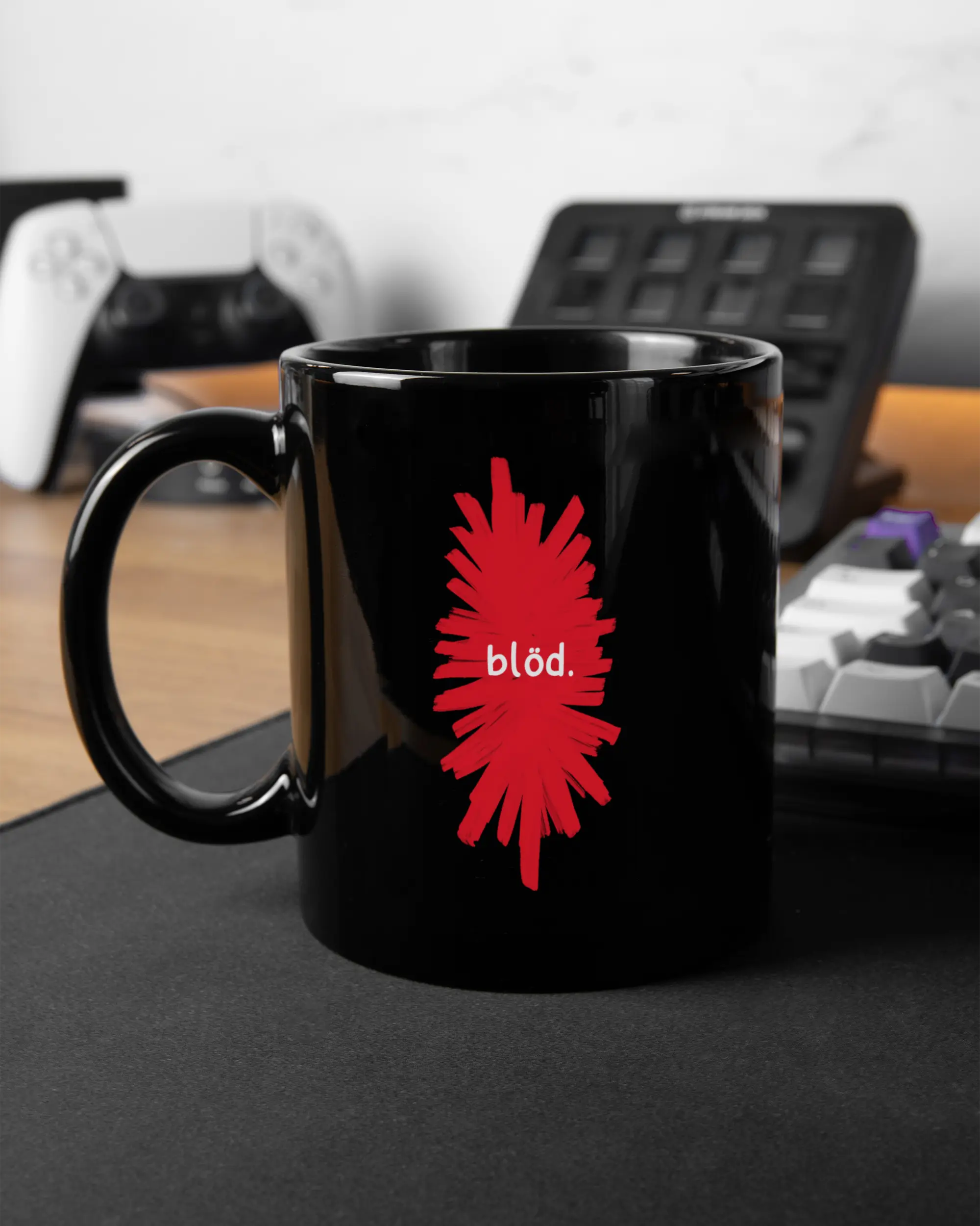 Gaming Room Aufnahme der beidseitig bedruckten Keramik Tasse von Maondo mit dem Design Blöd in der Farbe Schwarz