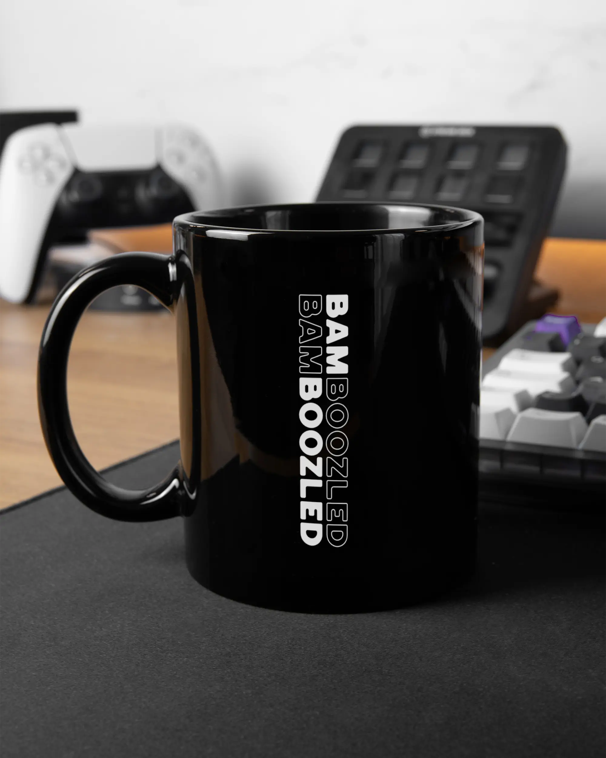 Gaming Room Aufnahme der beidseitig bedruckten Keramik Tasse von Maondo mit dem Design Double Bamboozled in der Farbe Schwarz